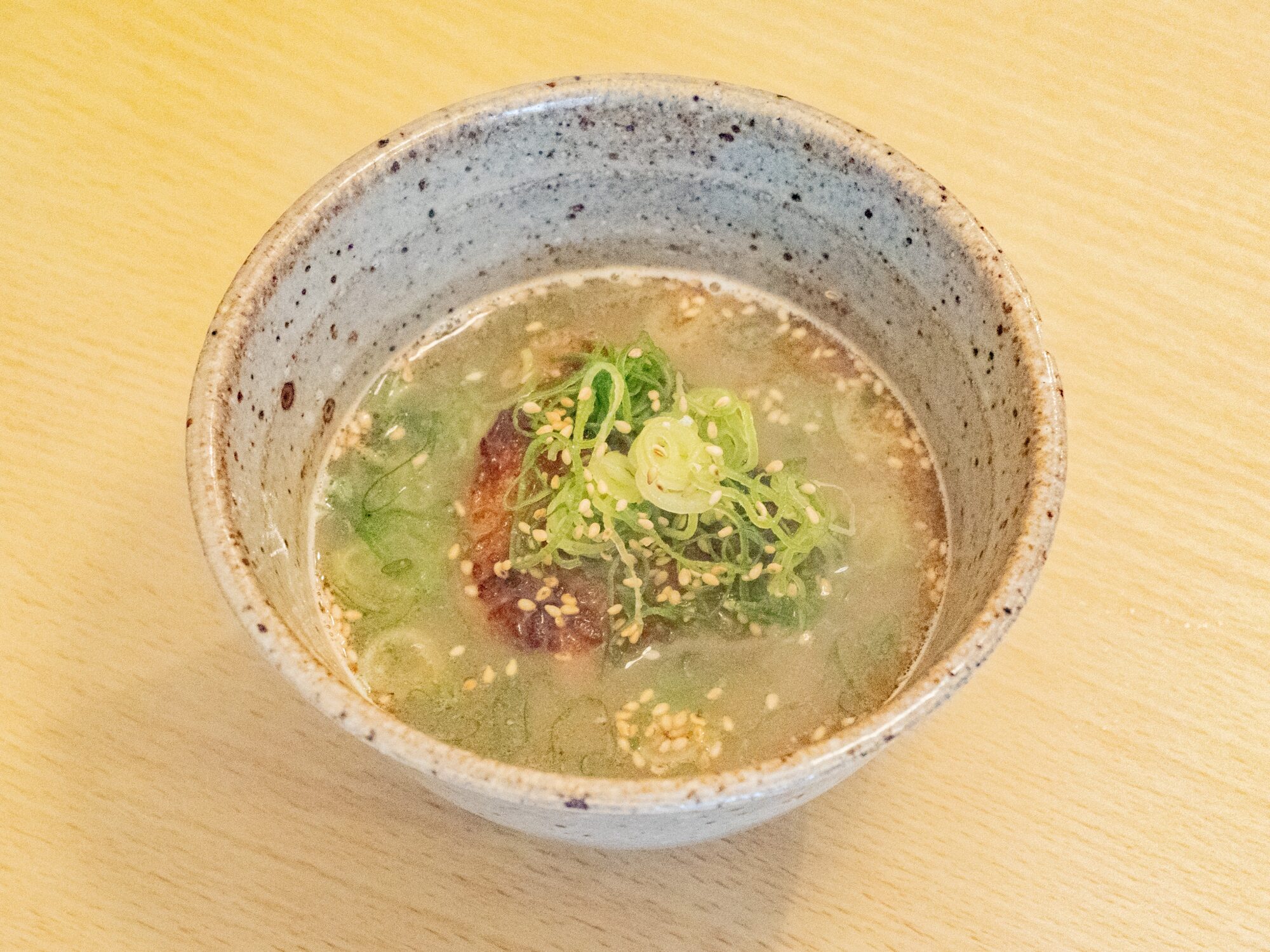 「焼おに茶漬け」は焼おにぎりの香ばしさとダシの風味のハーモニーがいい