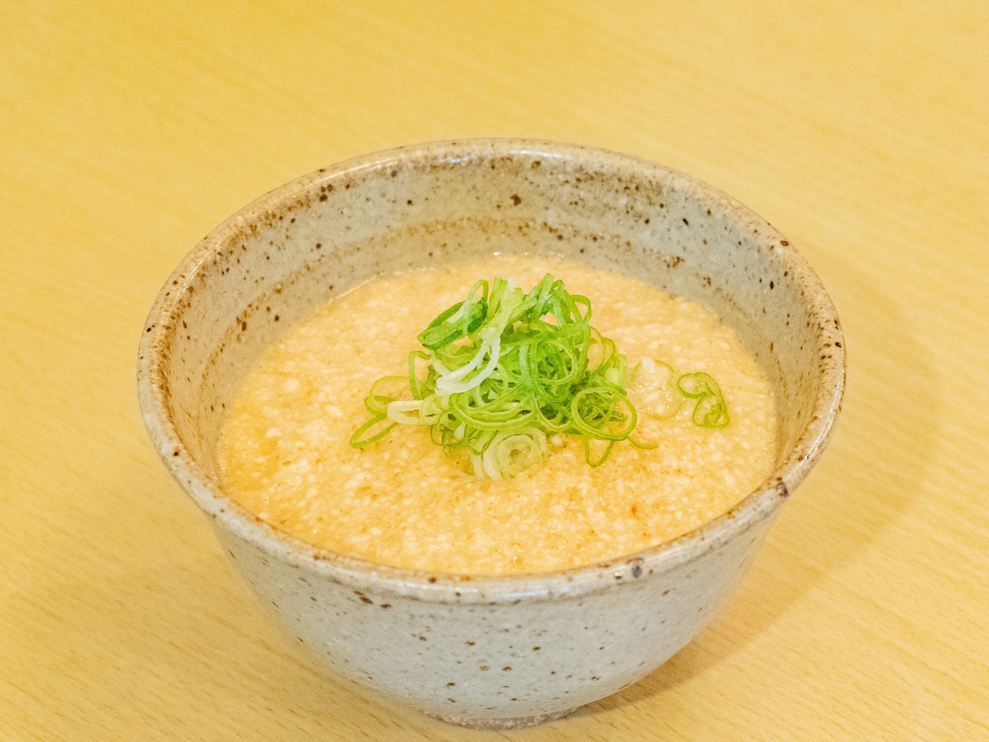 「とろろめし」はダシ入りのトロロがごはんの上にタップリとかかる