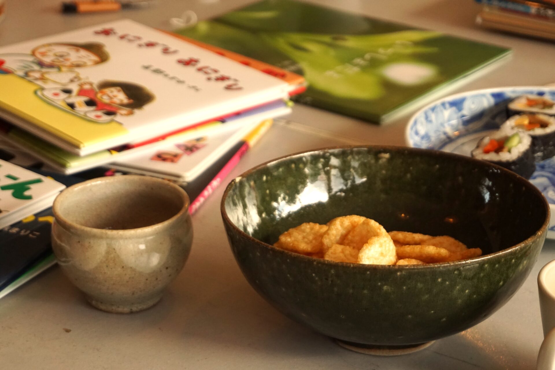 交流会に持ち寄られる絵本や食べもの　気持ちもお腹も満たされる