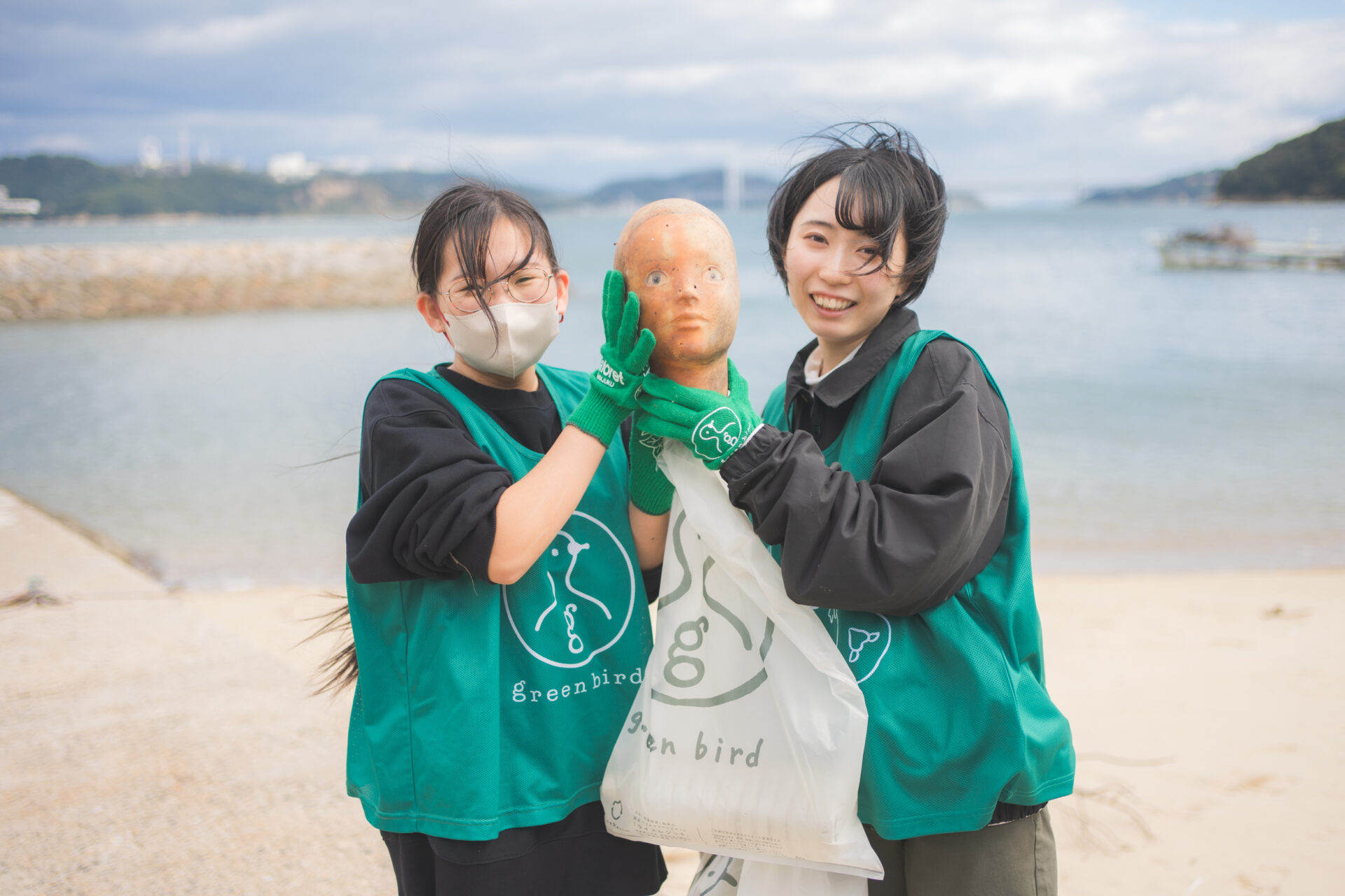 海辺のゴミ拾い1