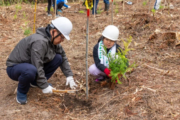 「JTの森 鯉が窪にいみ」2023年秋 森林保全活動 〜 想像以上に重労働だった少花粉スギ植栽を体験