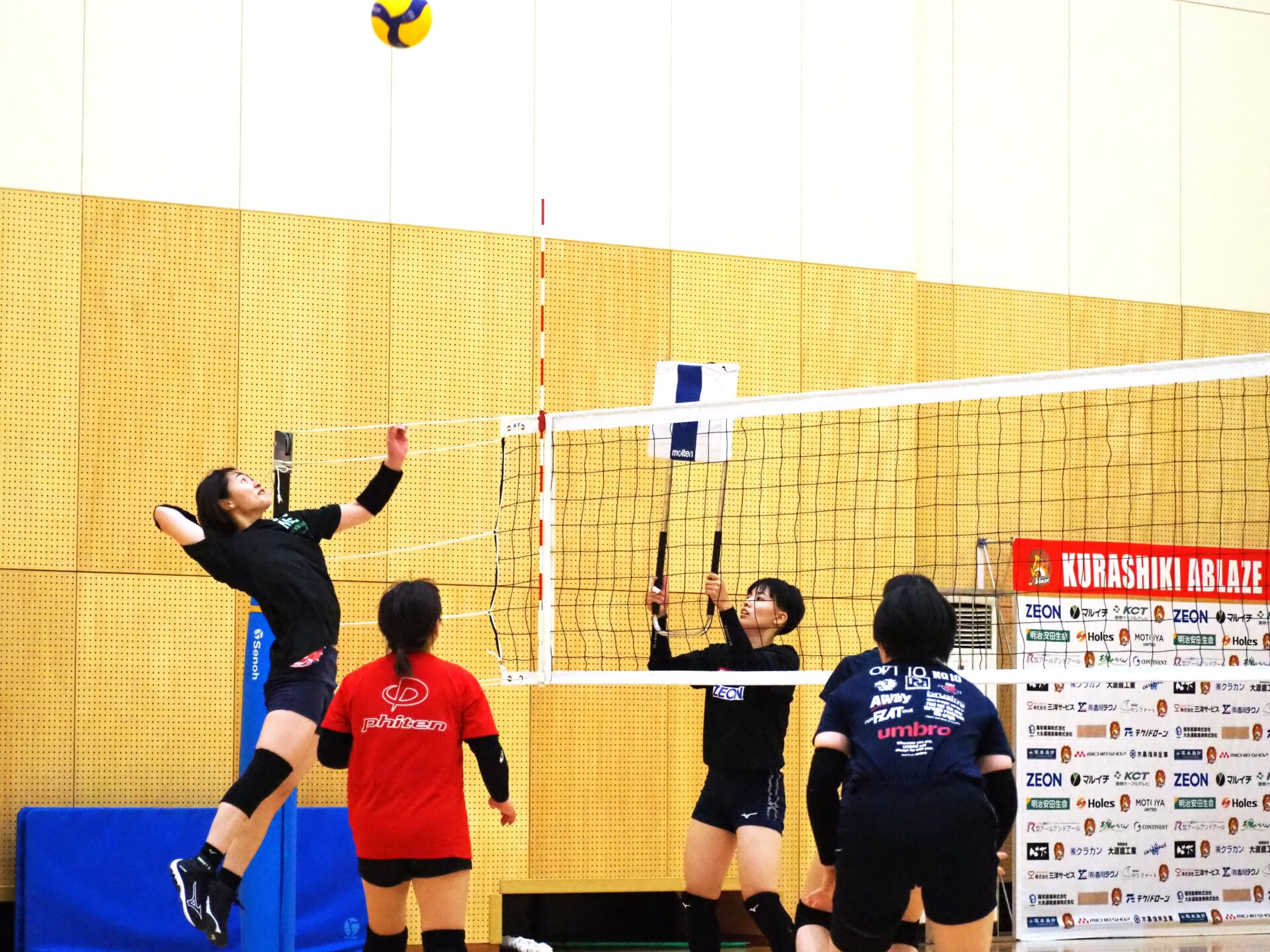仕事を終えてから練習に励む選手たち