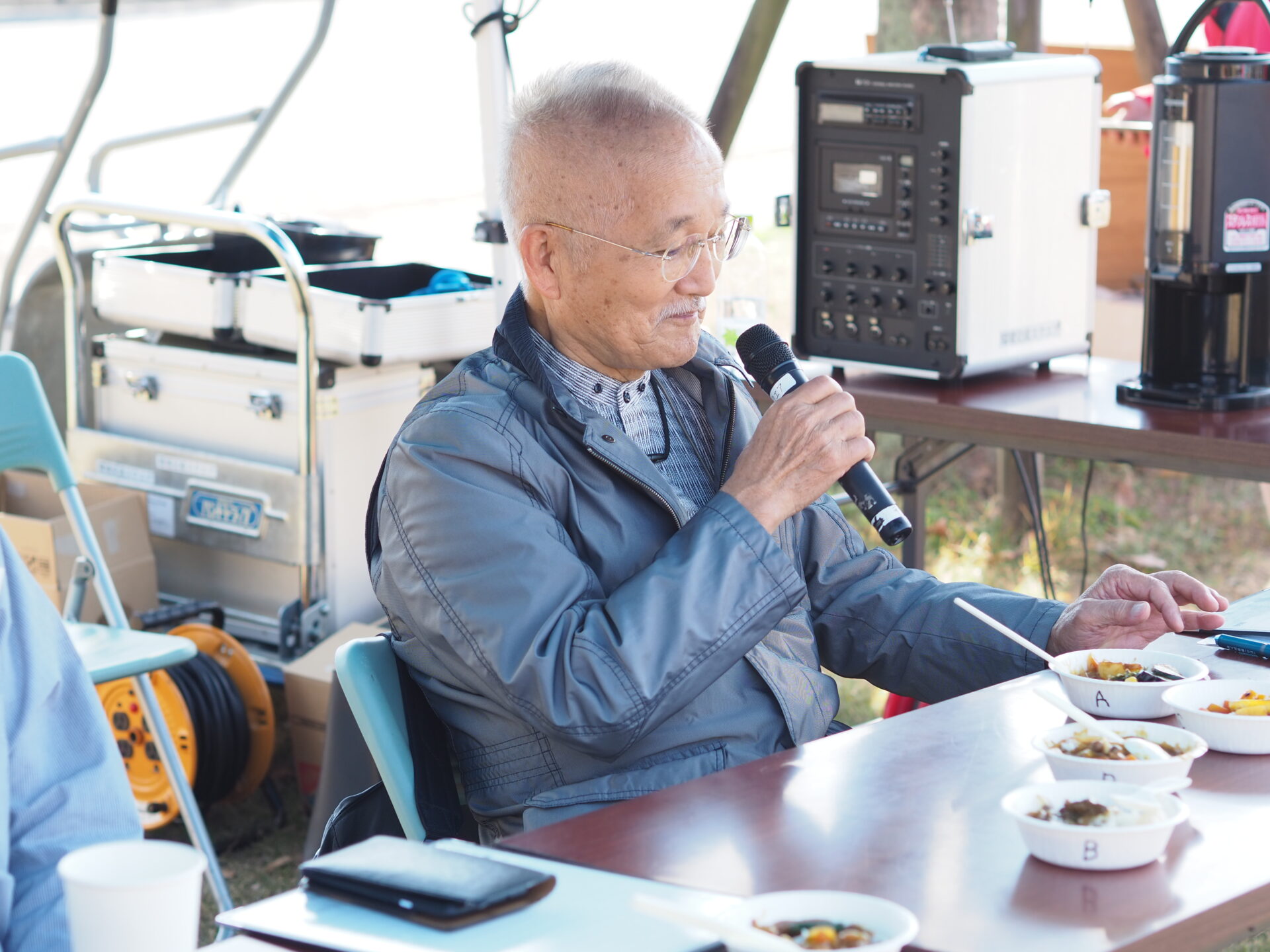 審査をする水島の未来を考える会 会長の岡浩二(おか こうじ)さん