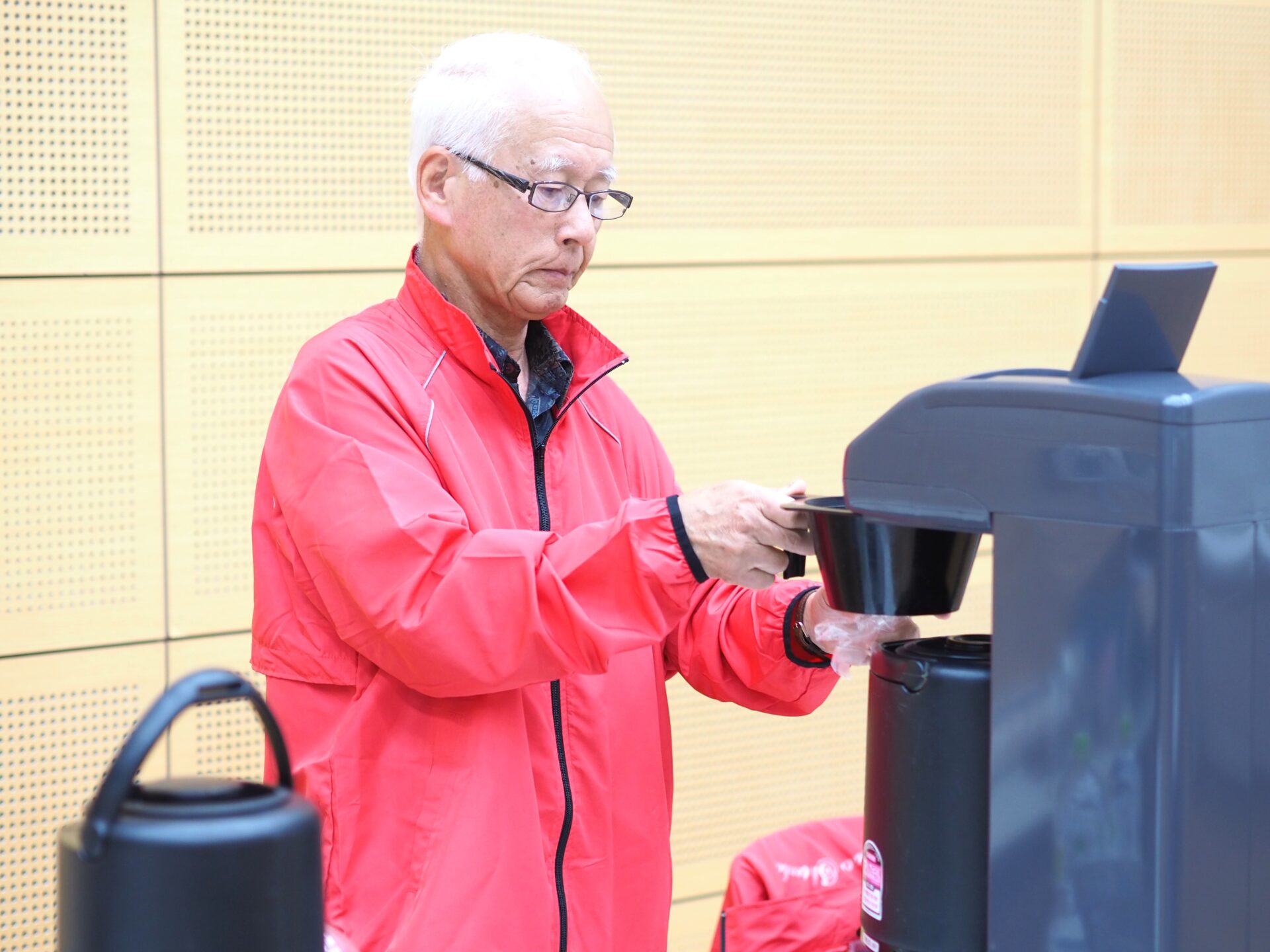おかべコーヒーの準備をするミズシマ盛り上げ隊のメンバー古川明(ふるかわ あきら)さん