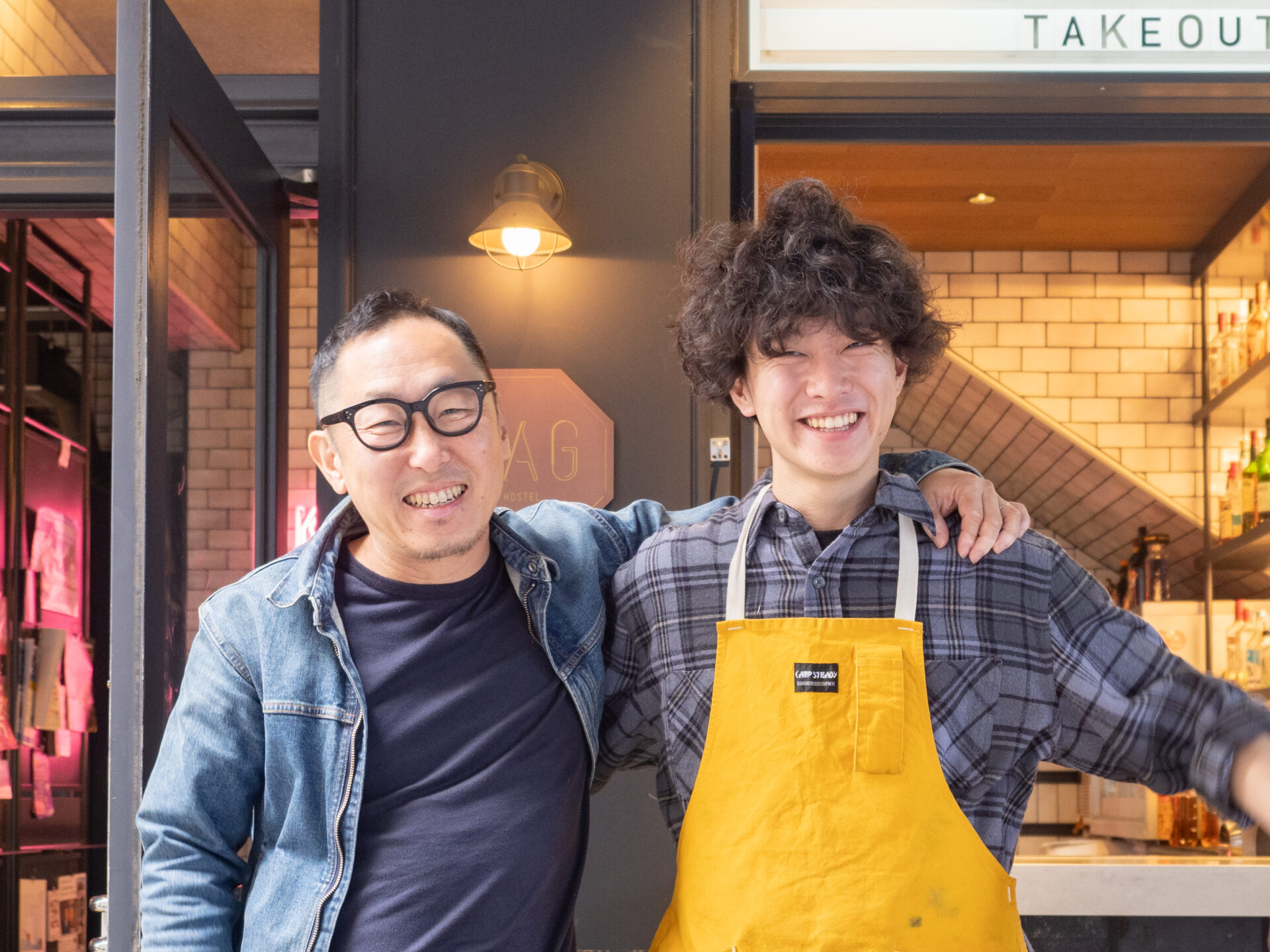 クラビズ 代表取締役の秋葉優一さん（左）と、KAG 店長 玉岡礼汰さん（右）