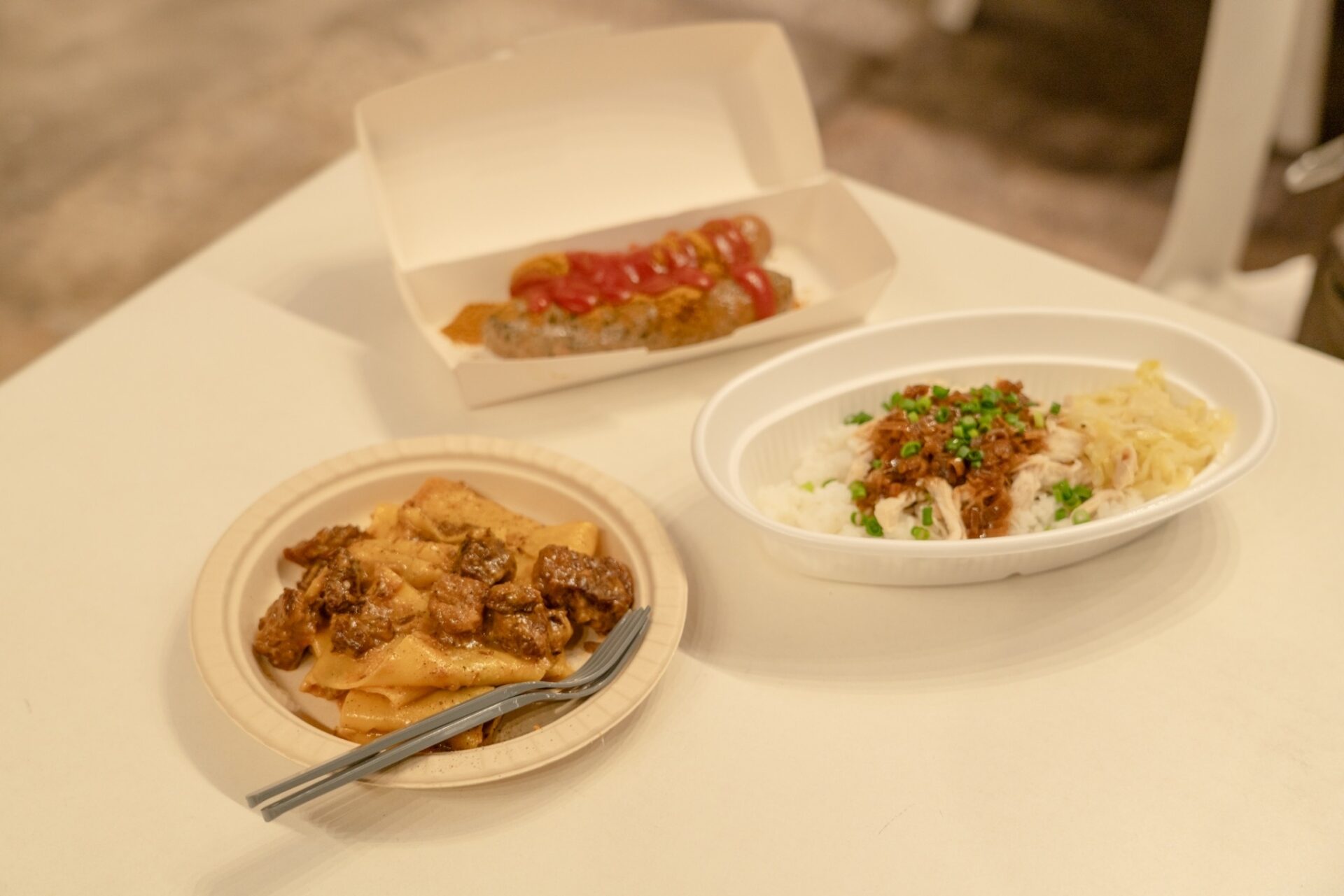中庭広場で購入した食べ物