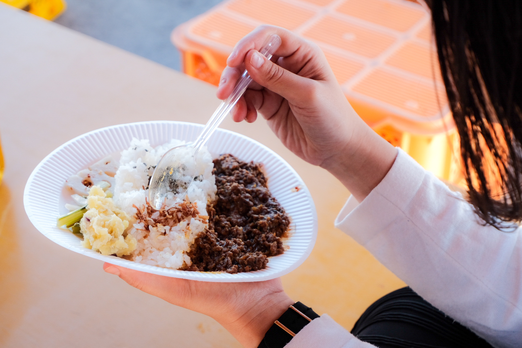 floatのカレーを食べる様子