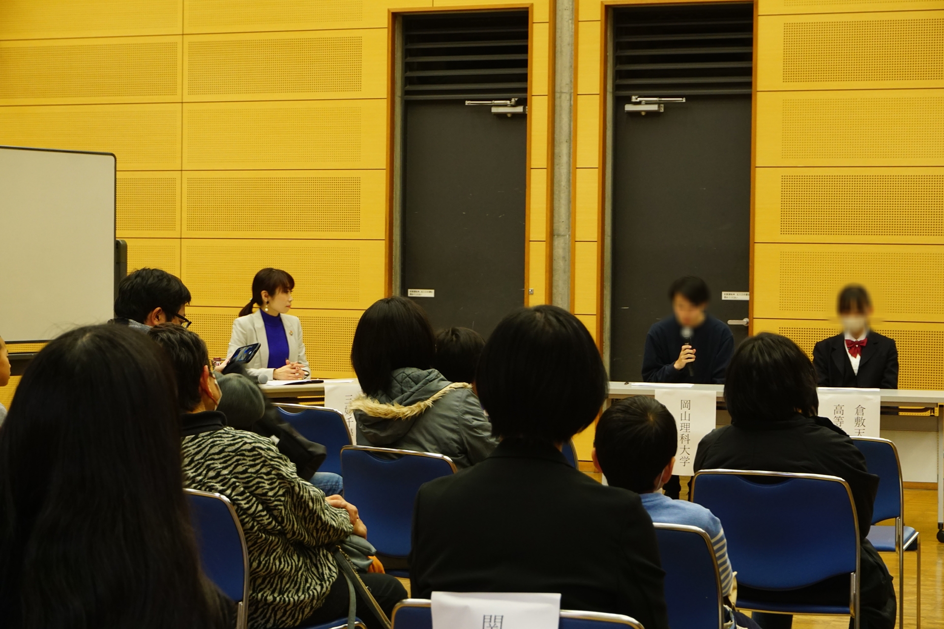 トークセッションのようす 学生それぞれがファッション観を語る