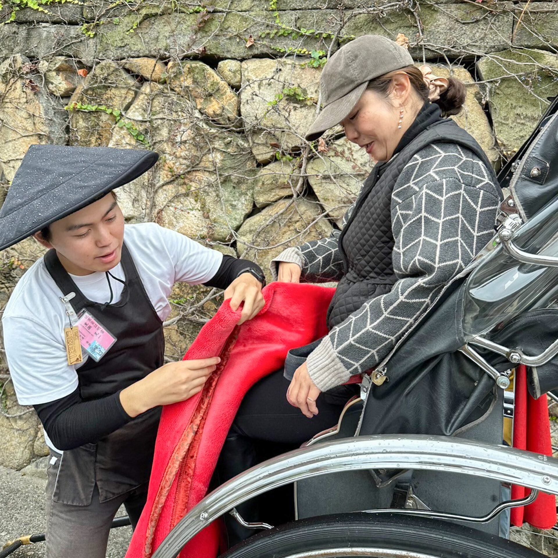車椅子利用者が人力車に乗る2