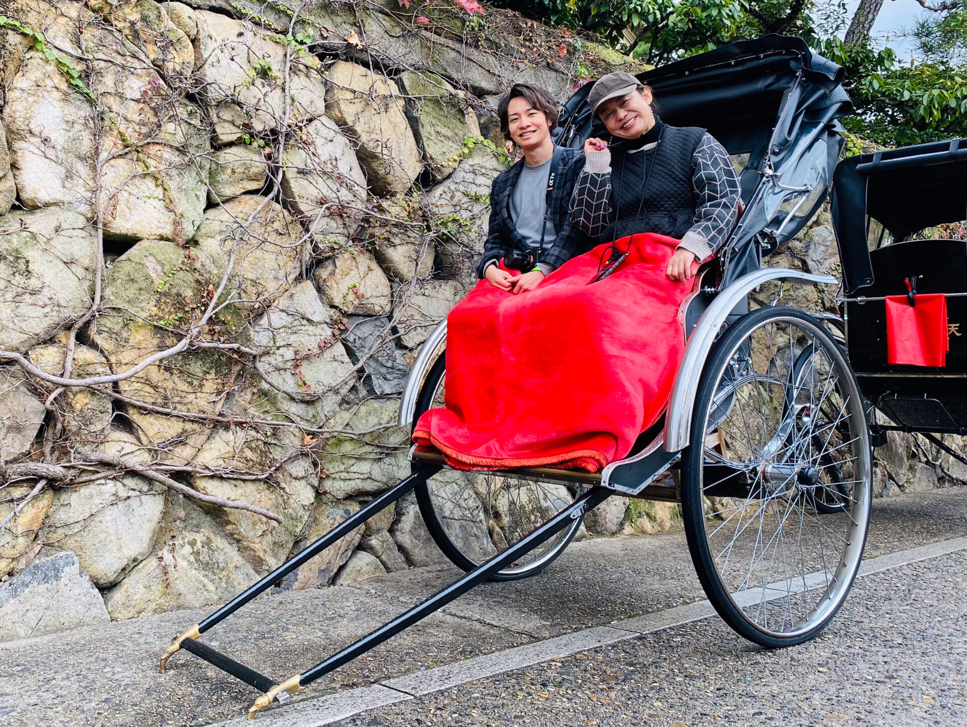 車椅子利用者が人力車に乗る1