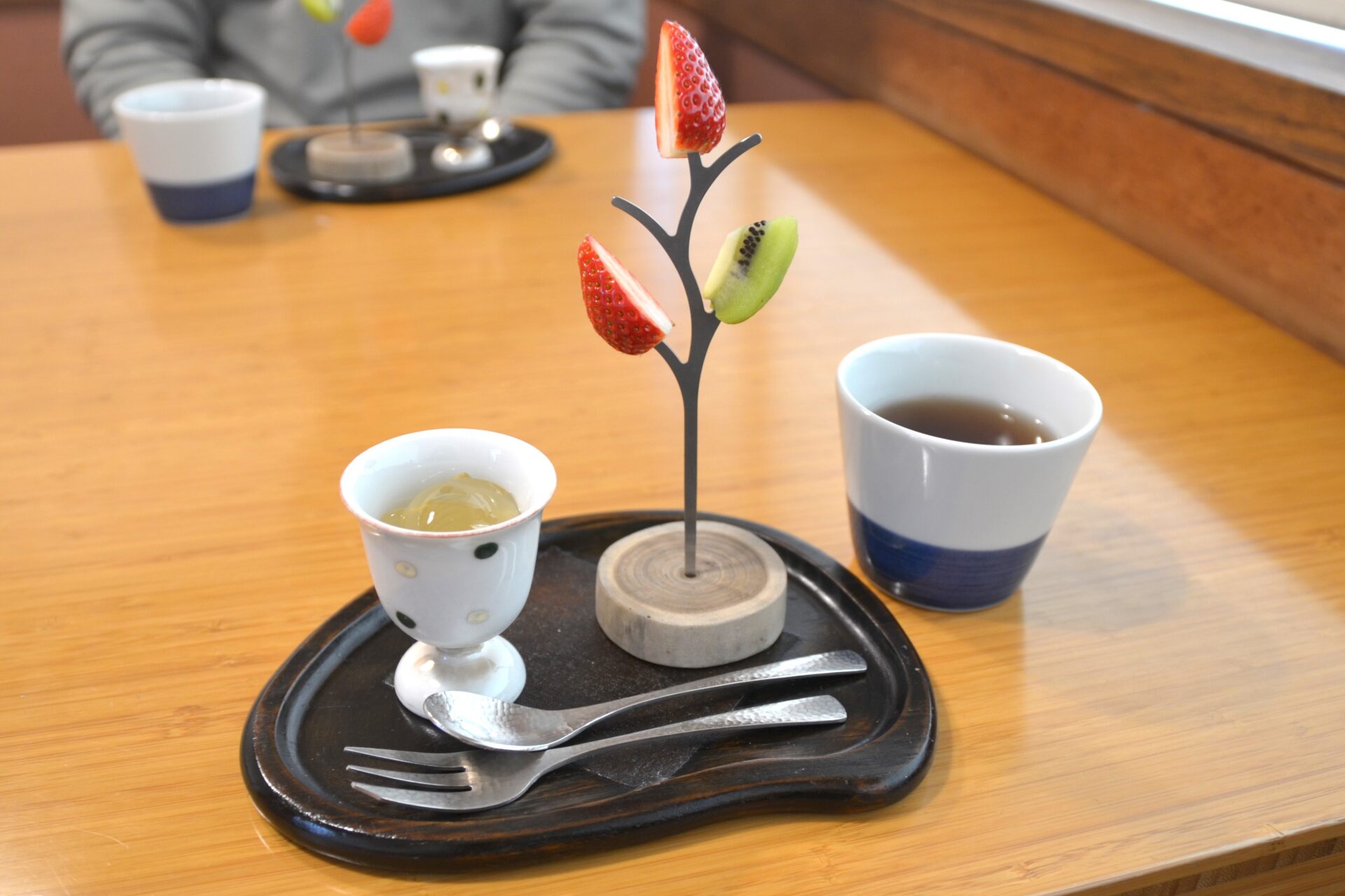 そば茶ジュレと季節のフルーツ