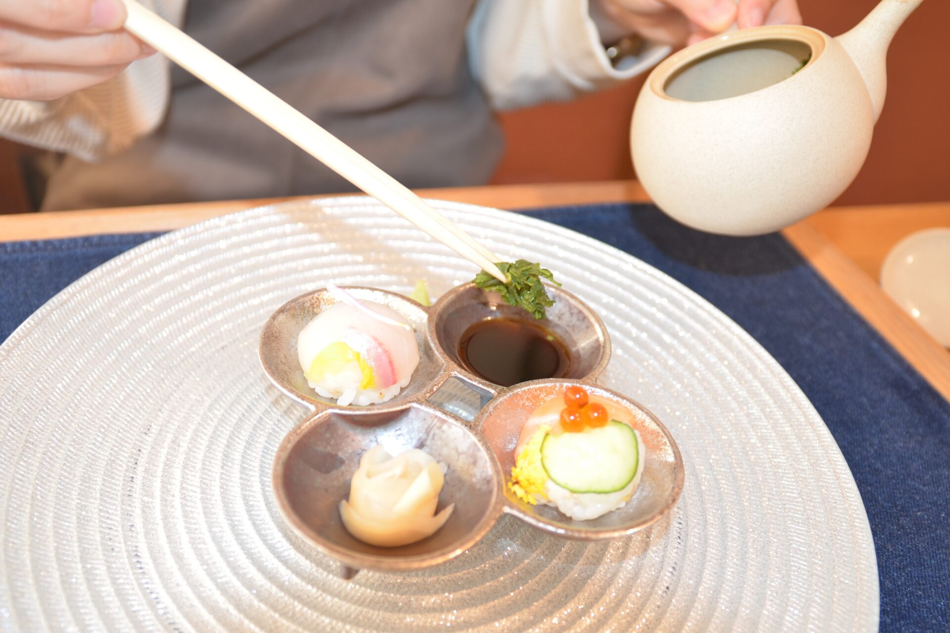 煎茶の茶葉を醤油につけて食べる
