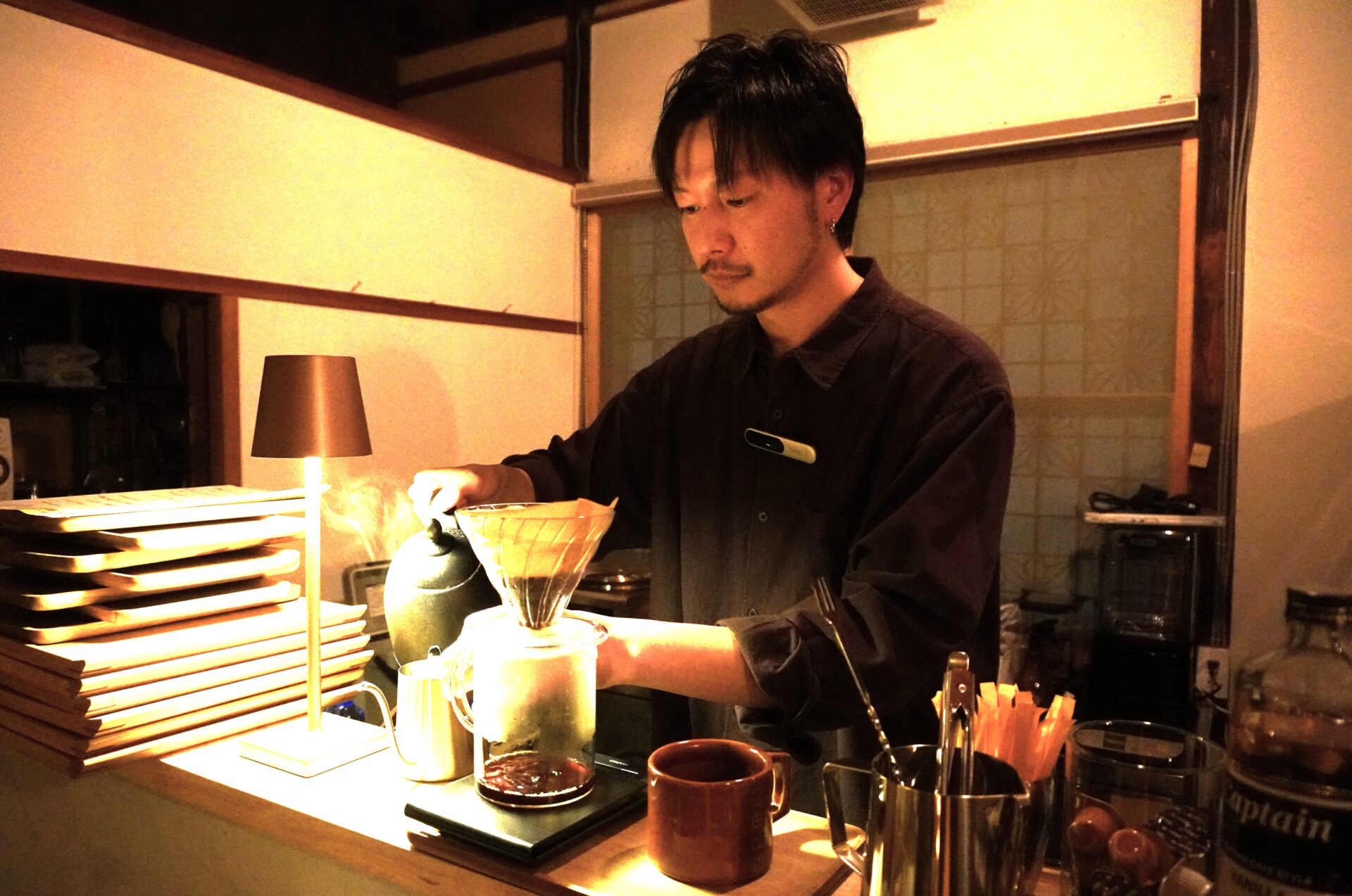 珈琲をいれる店主の横路雄平(よころ ゆうへい)さん