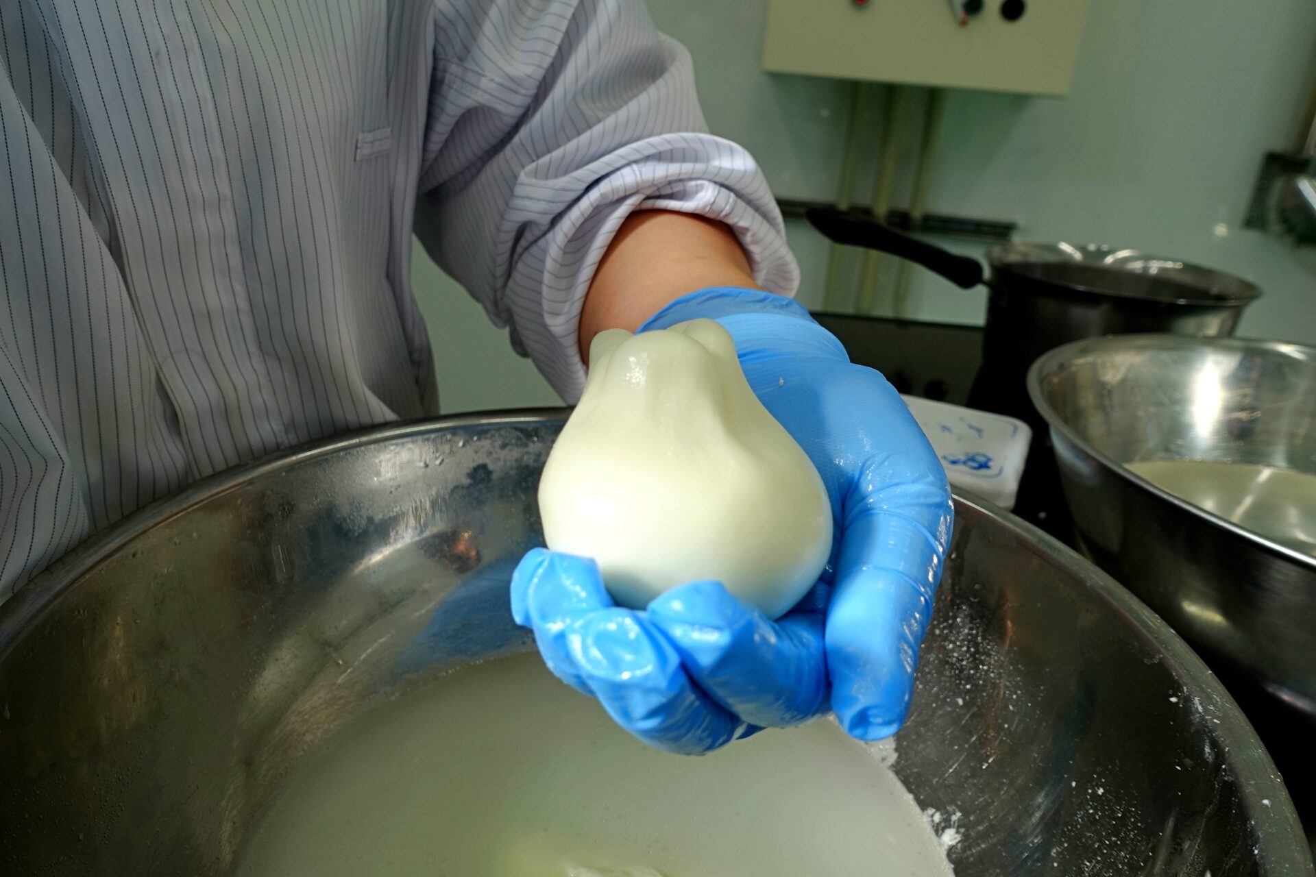 カチョカバロはこの後、紐で吊るして熟成する工程があります。