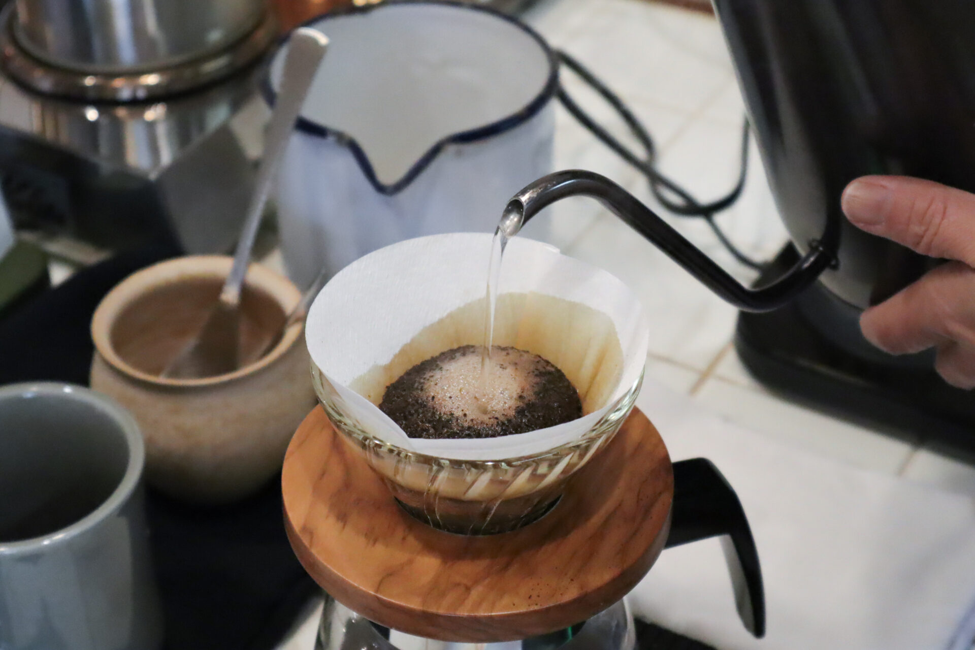 鮮度の高い豆は、お湯を注ぐとこんもり膨れ上がる