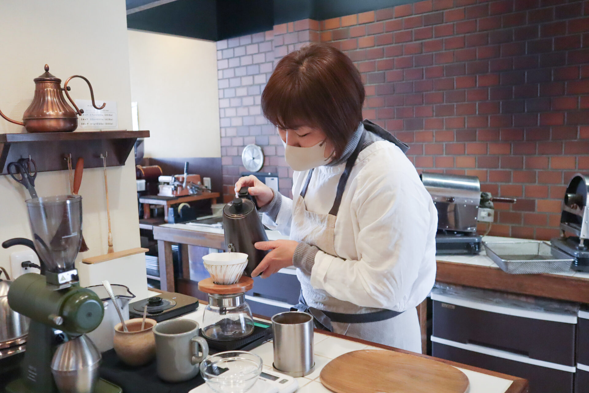 サービスコーヒーを淹れている鈴本さん