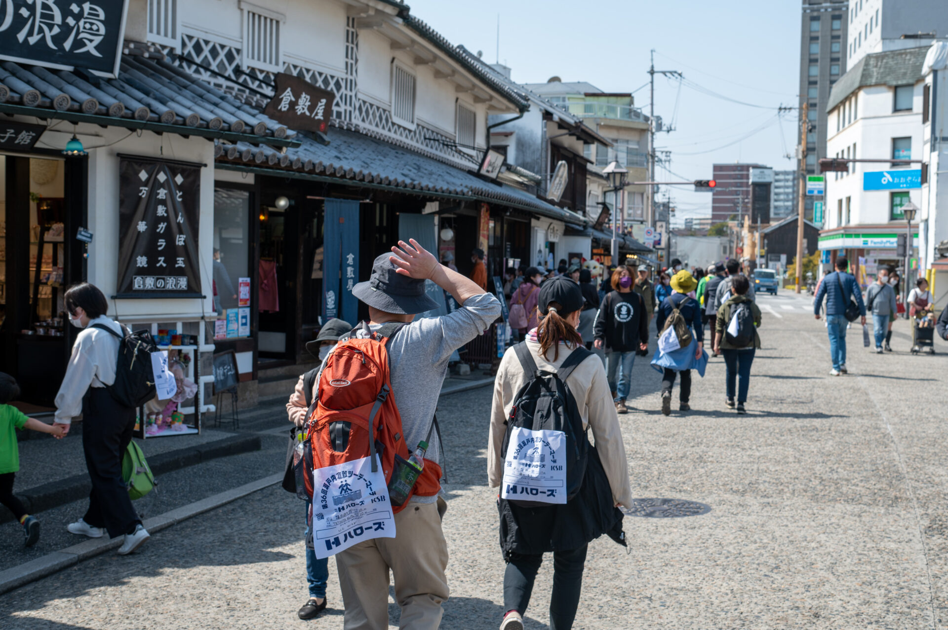 美観地区を歩く参加者