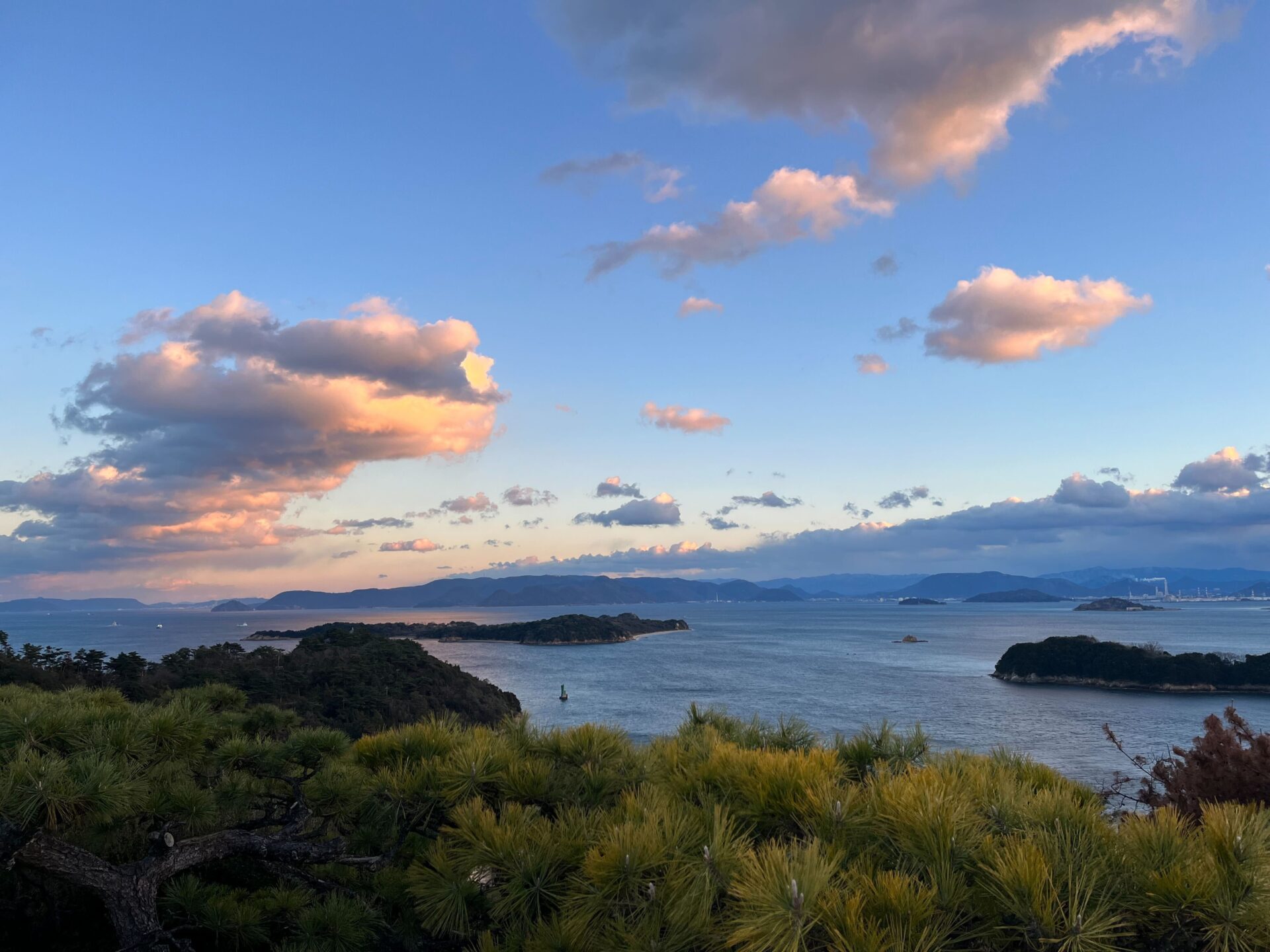 ピンク色の雲とその色が反射する瀬戸内海