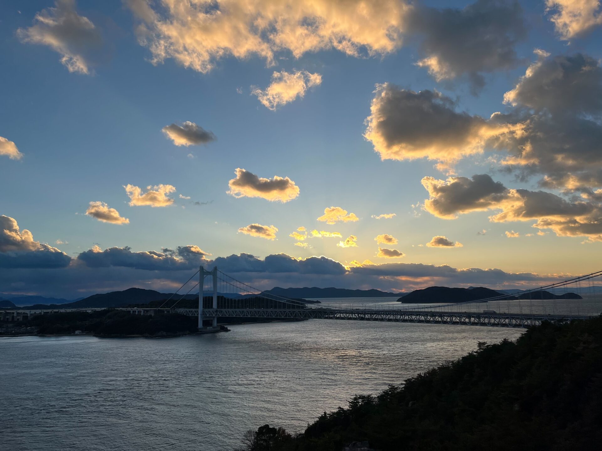 雲のうしろに沈む夕陽