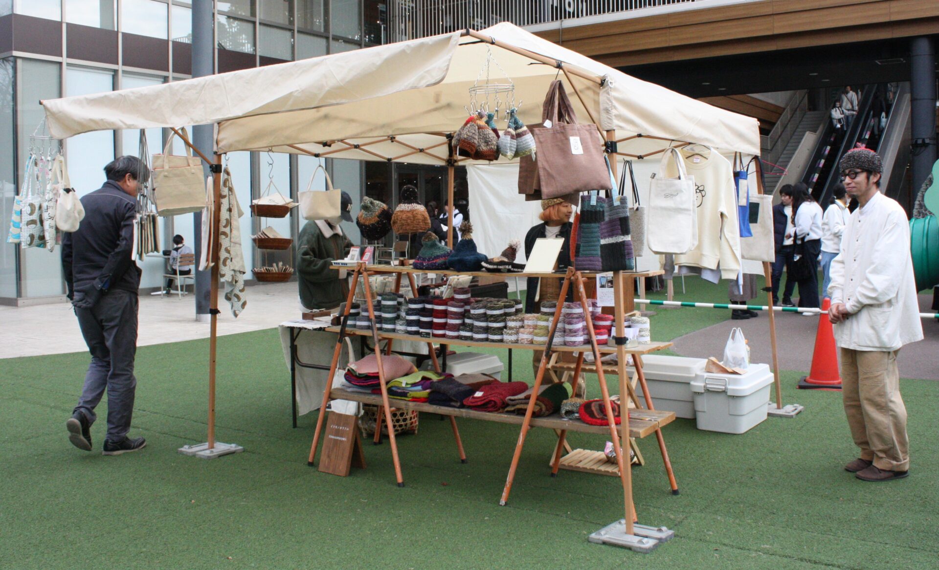 イトモノカラフル（あみものや刺繍の糸モノ＆革モノのお店）