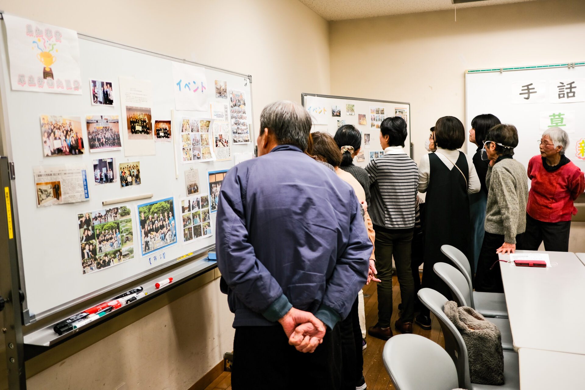 今までの活度を振り返る参加者