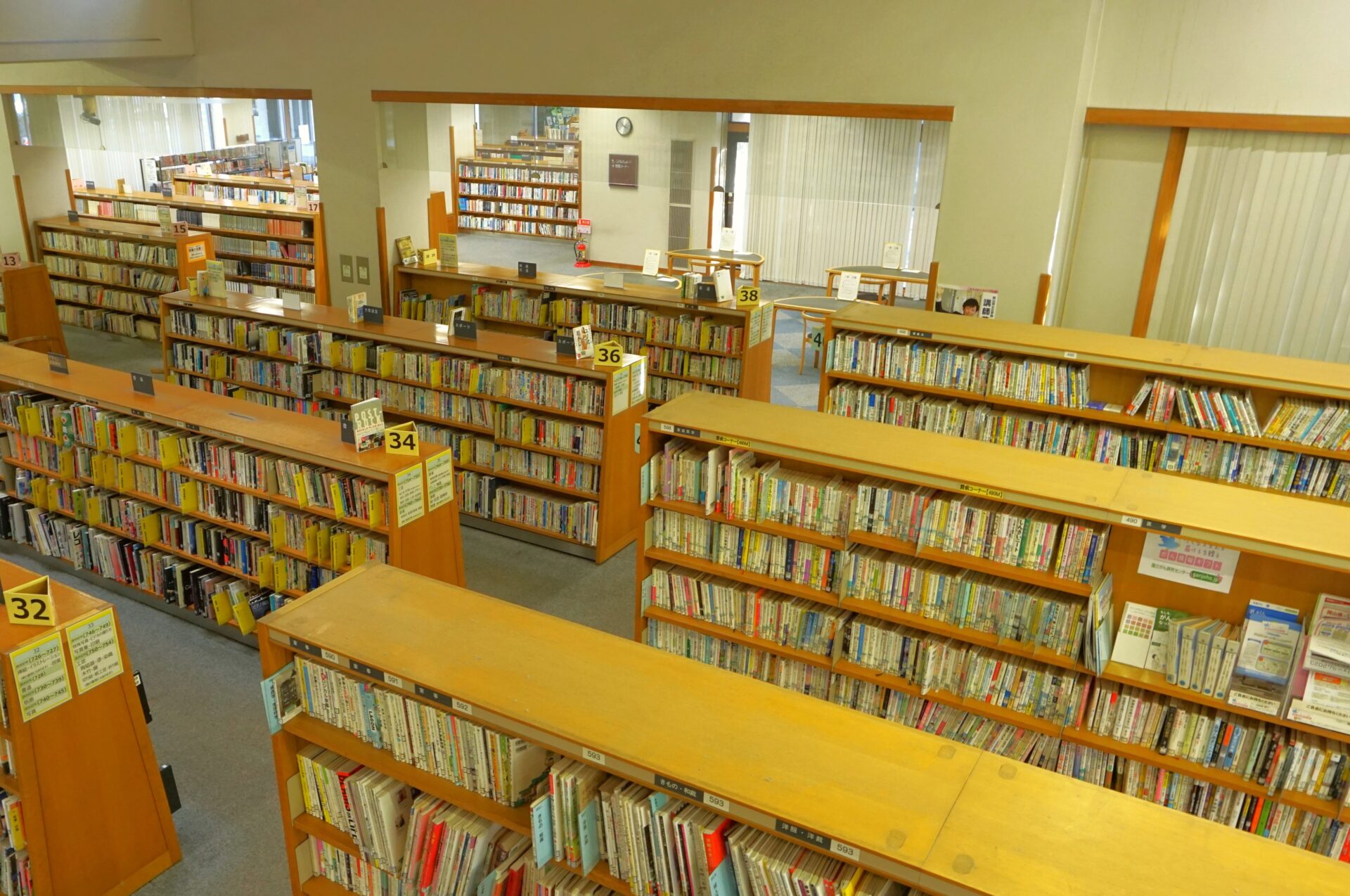 中央図書館1階 大階段踊り場から