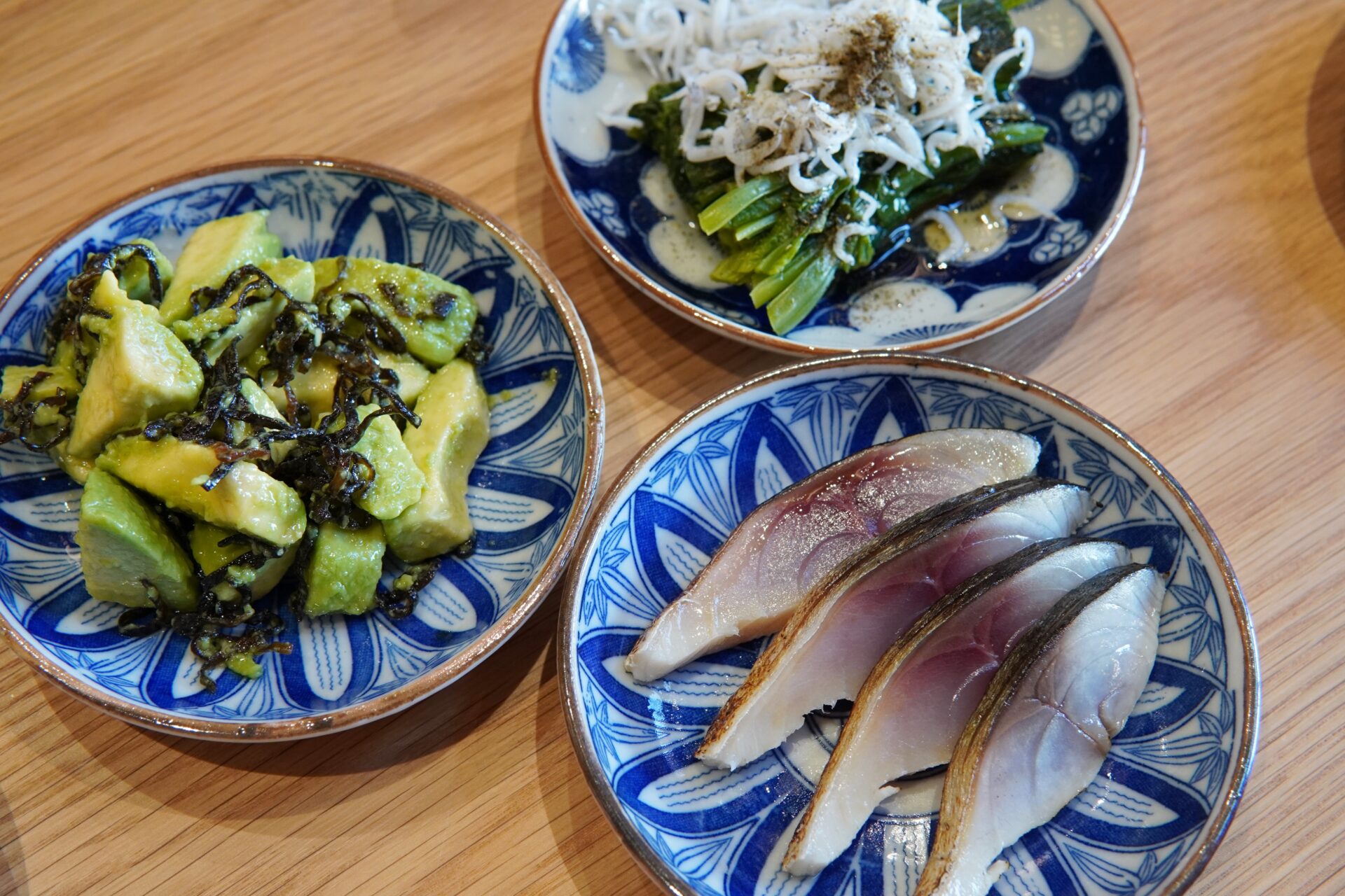 魚春の特製しめ鯖（写真右手前、税込500円）