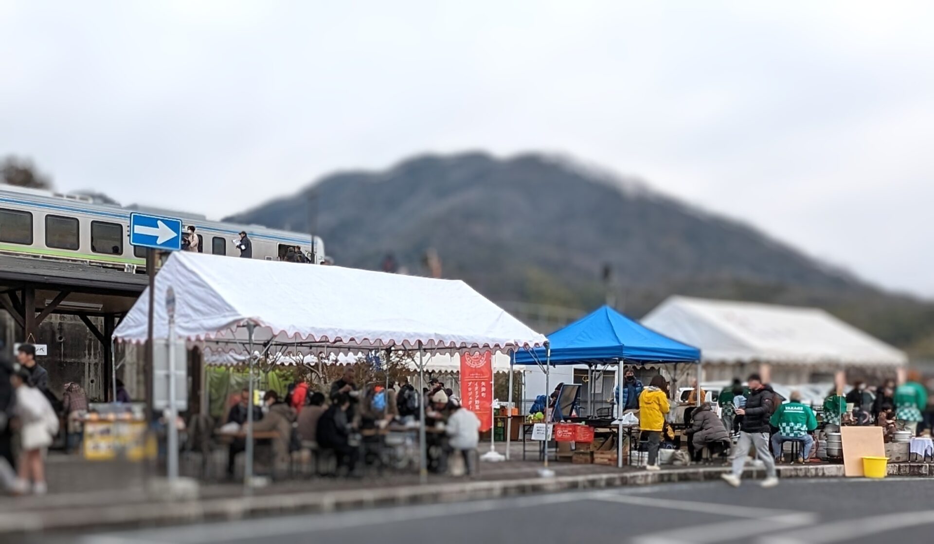矢掛駅でおこなわれていた「井原線DE得得市」のようす
