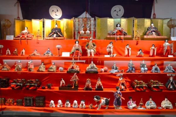 野﨑家のお雛様展（2024年1月31日～4月7日開催）〜 春はもうすぐ。約200点が並ぶ豪華絢爛お雛様