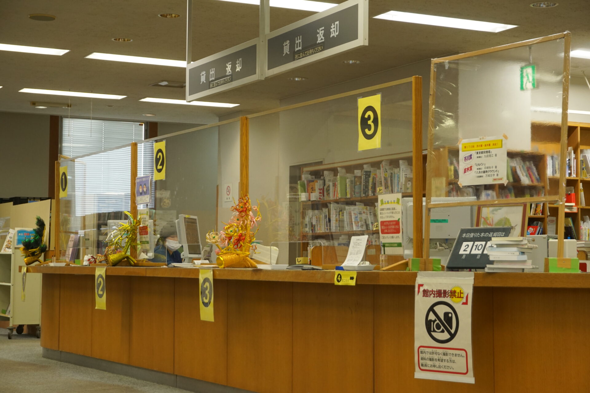倉敷市立中央図書館1階 貸出カウンター