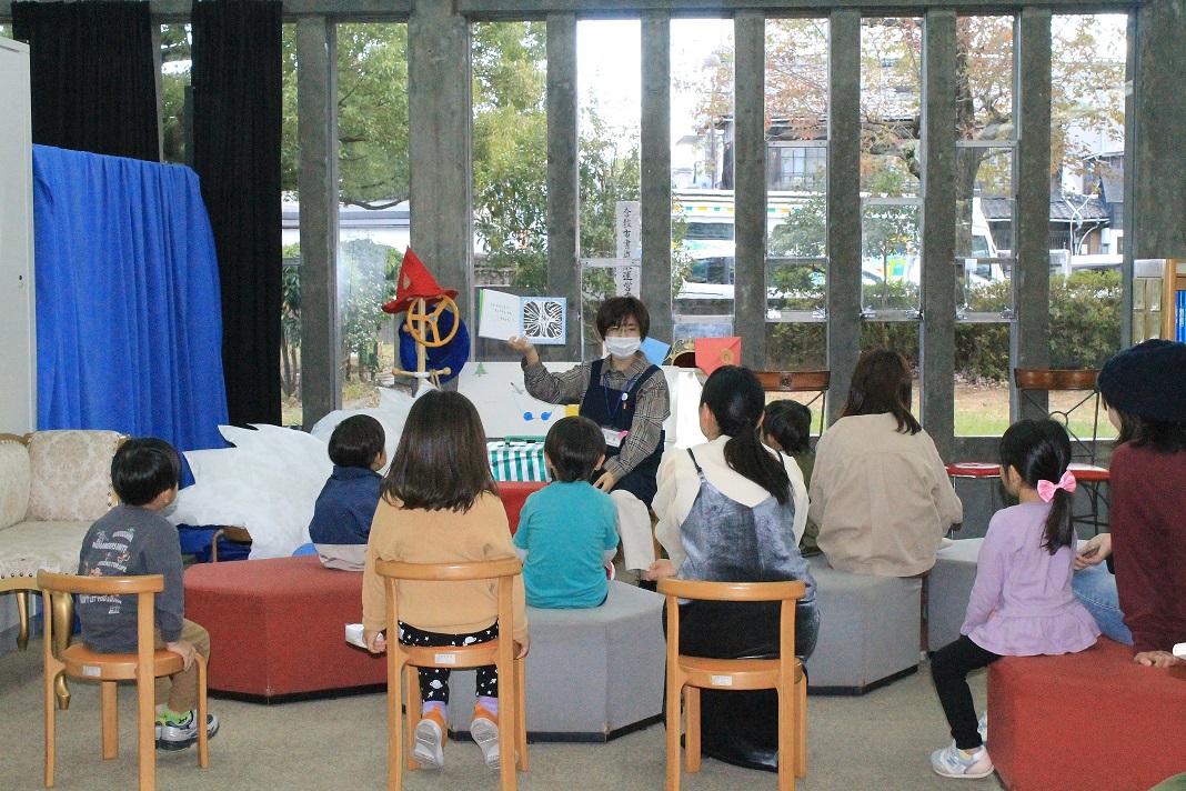 中央図書館こどもしつ 読み聞かせのようす 写真提供 : 倉敷市立中央図書館