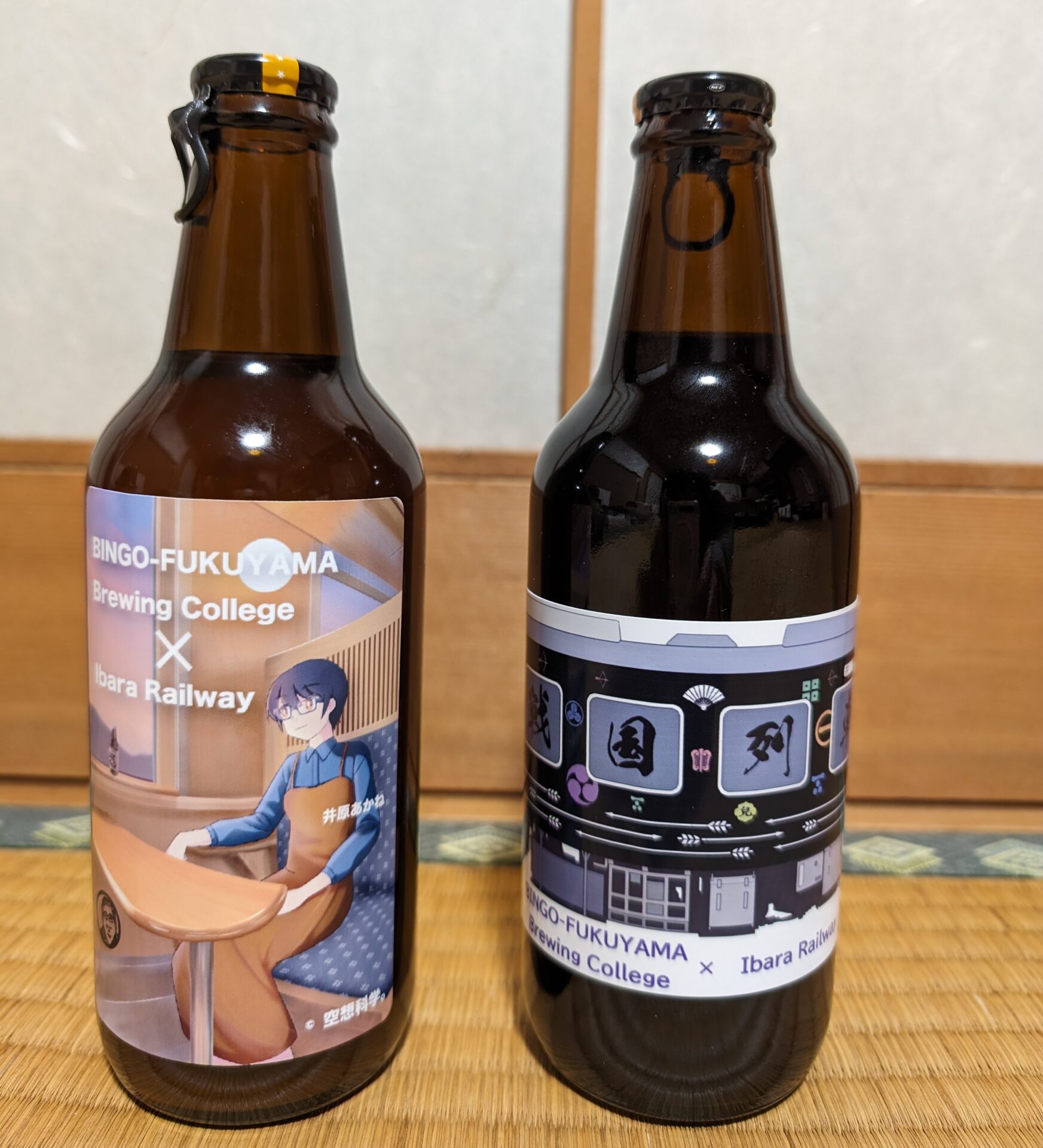 井原あかねクラフトビール（写真左）と戦国列車クラフトビール（写真右）。それぞれ1本610円（税込）。井原駅酒類販売窓口のみで販売。