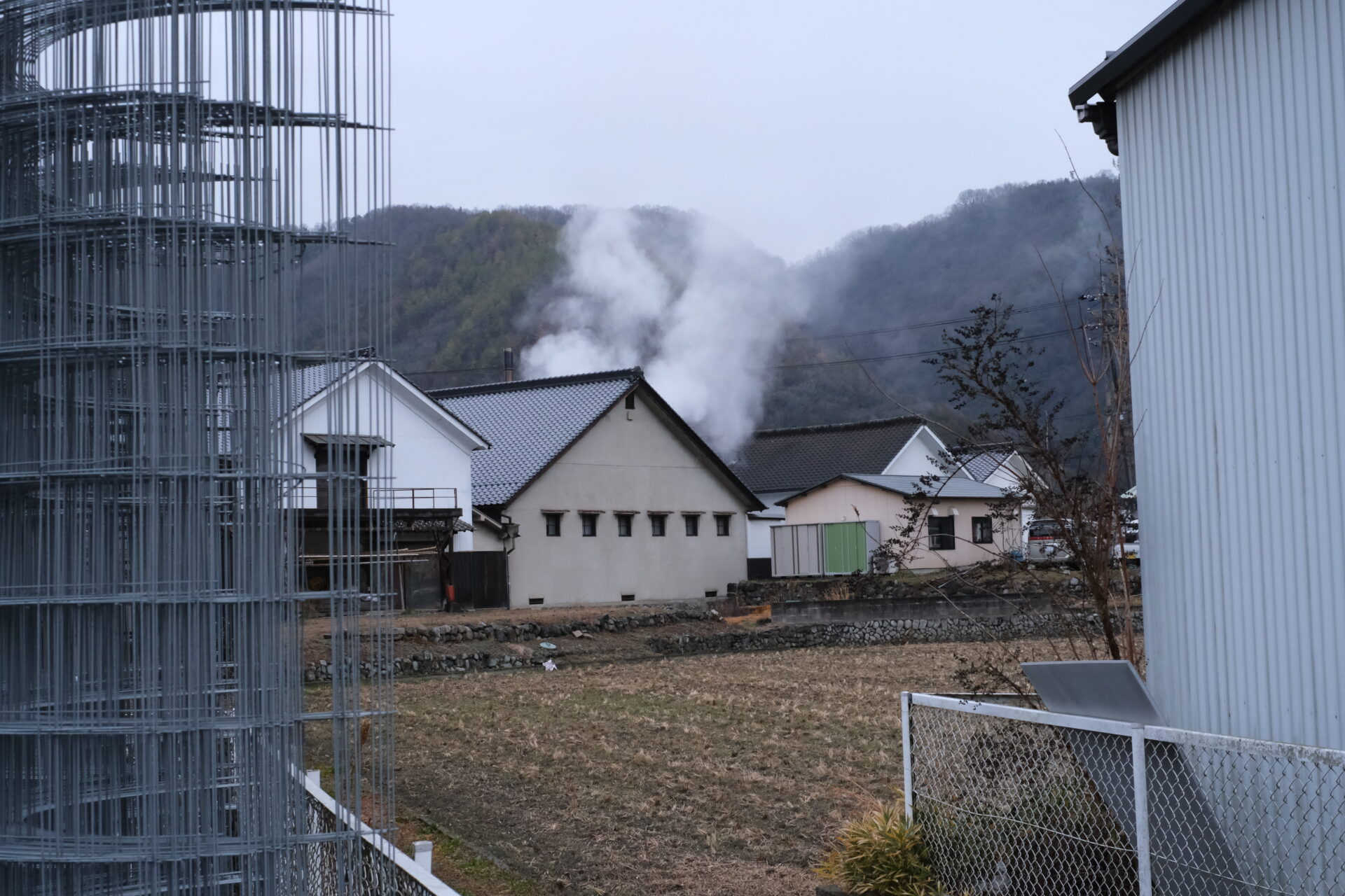 和釜の蒸気が国道から見える