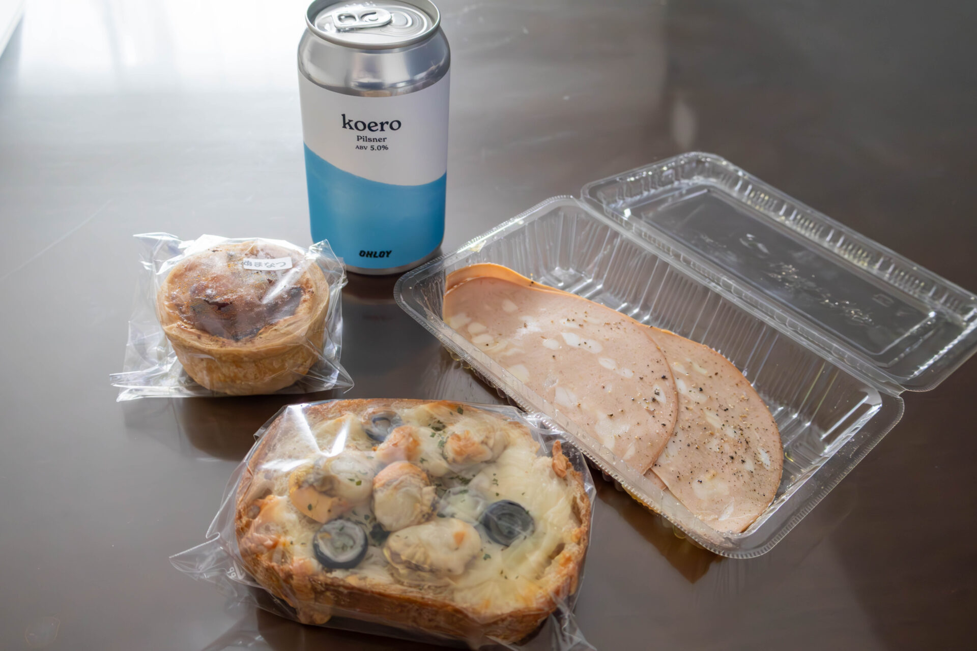 テイクアウトしたパンとビール