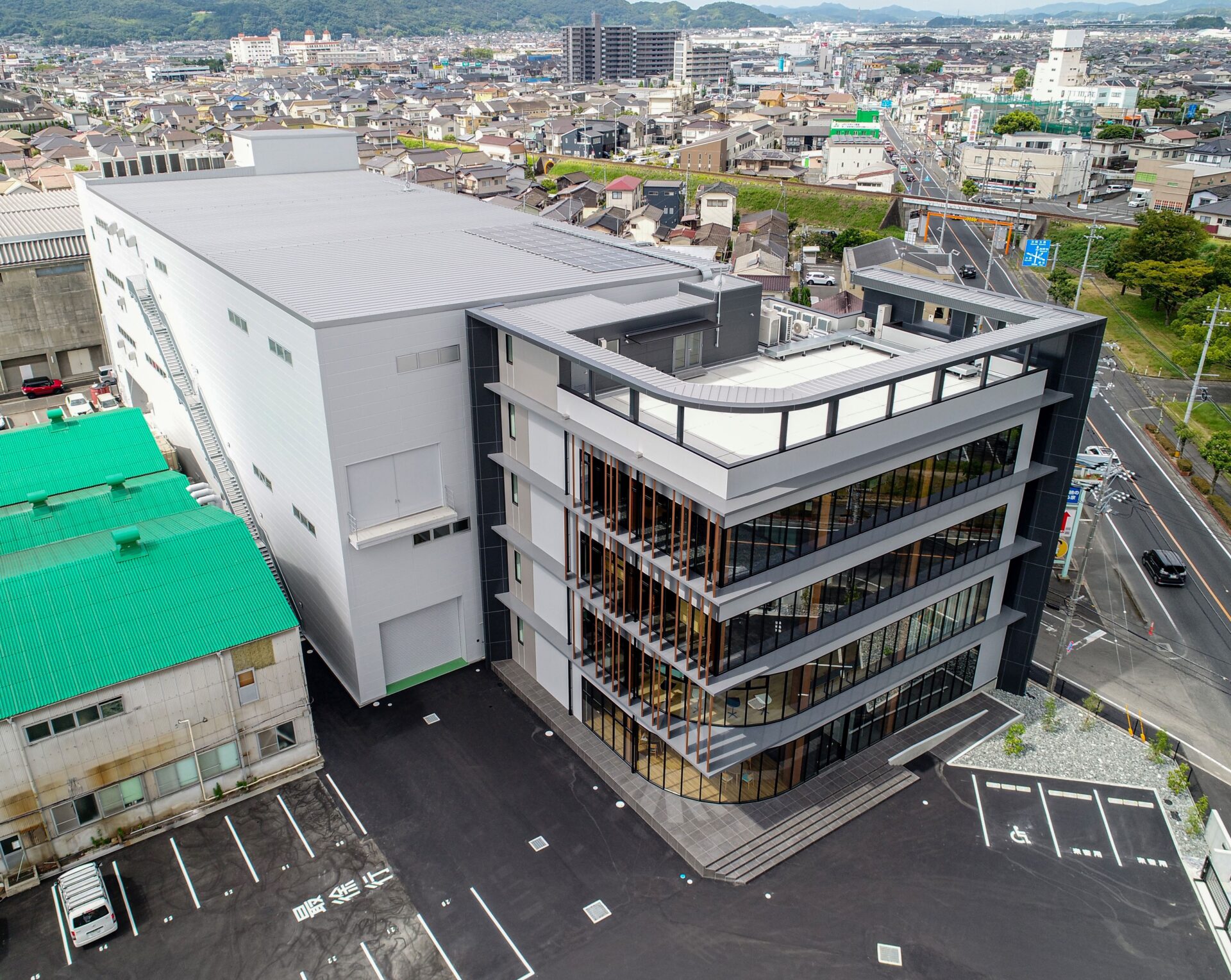 新社屋全景（写真提供 （株）ArTechX.ing）