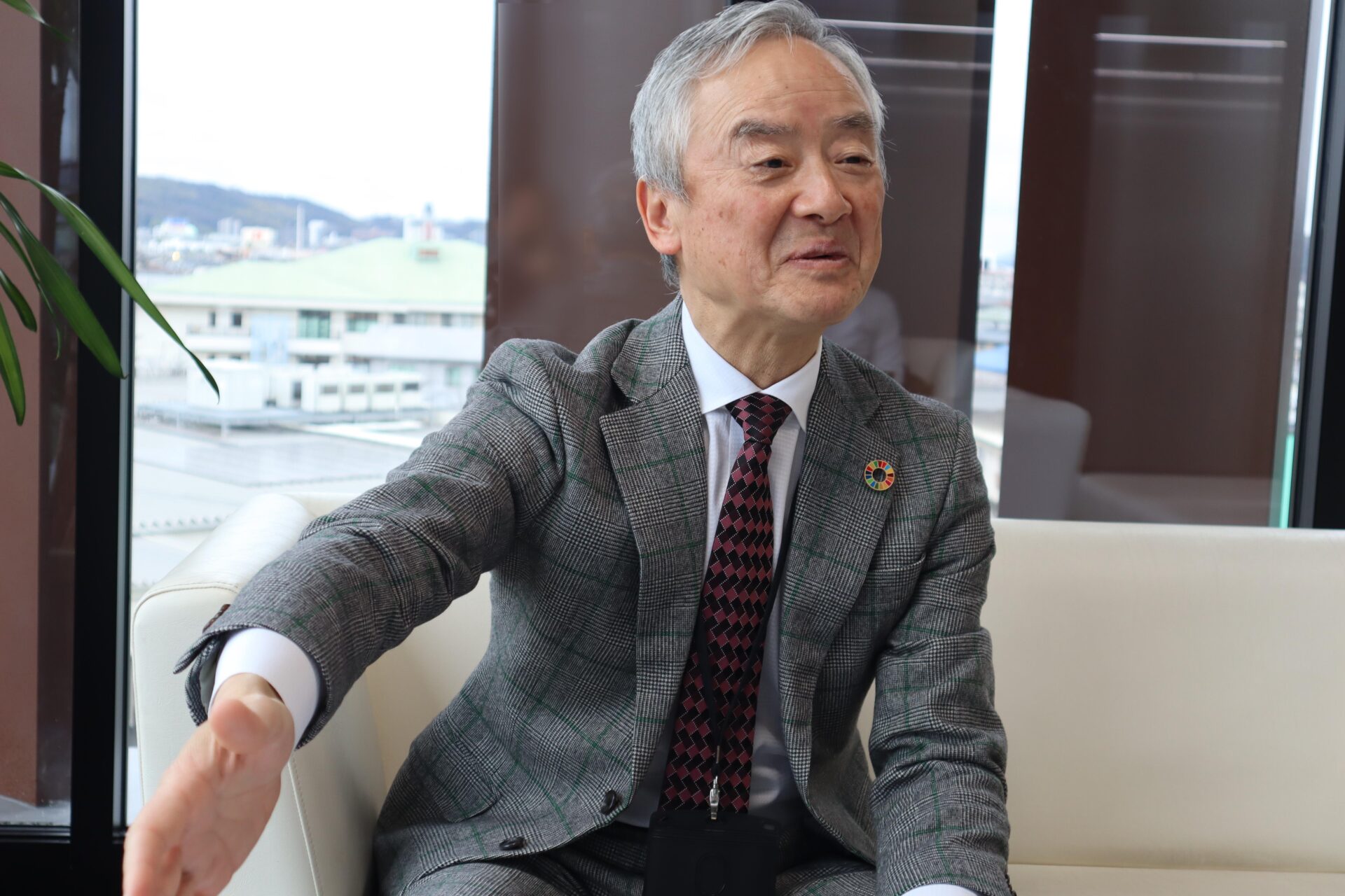 インタビュー中の社長（ぼかし）