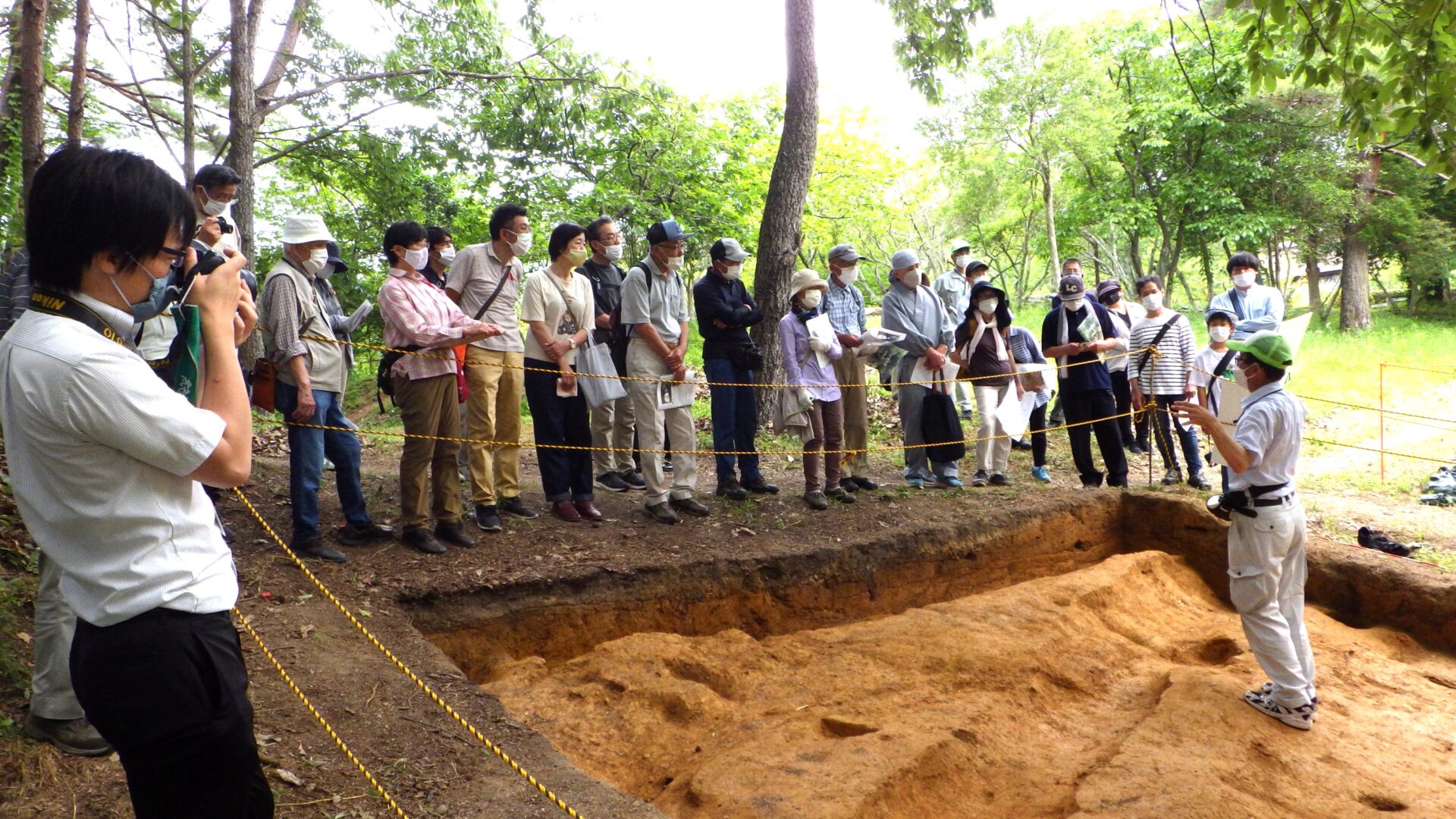 2022年度こうもり塚古墳現地説明会のようす（岡山県古代吉備文化財センター提供）