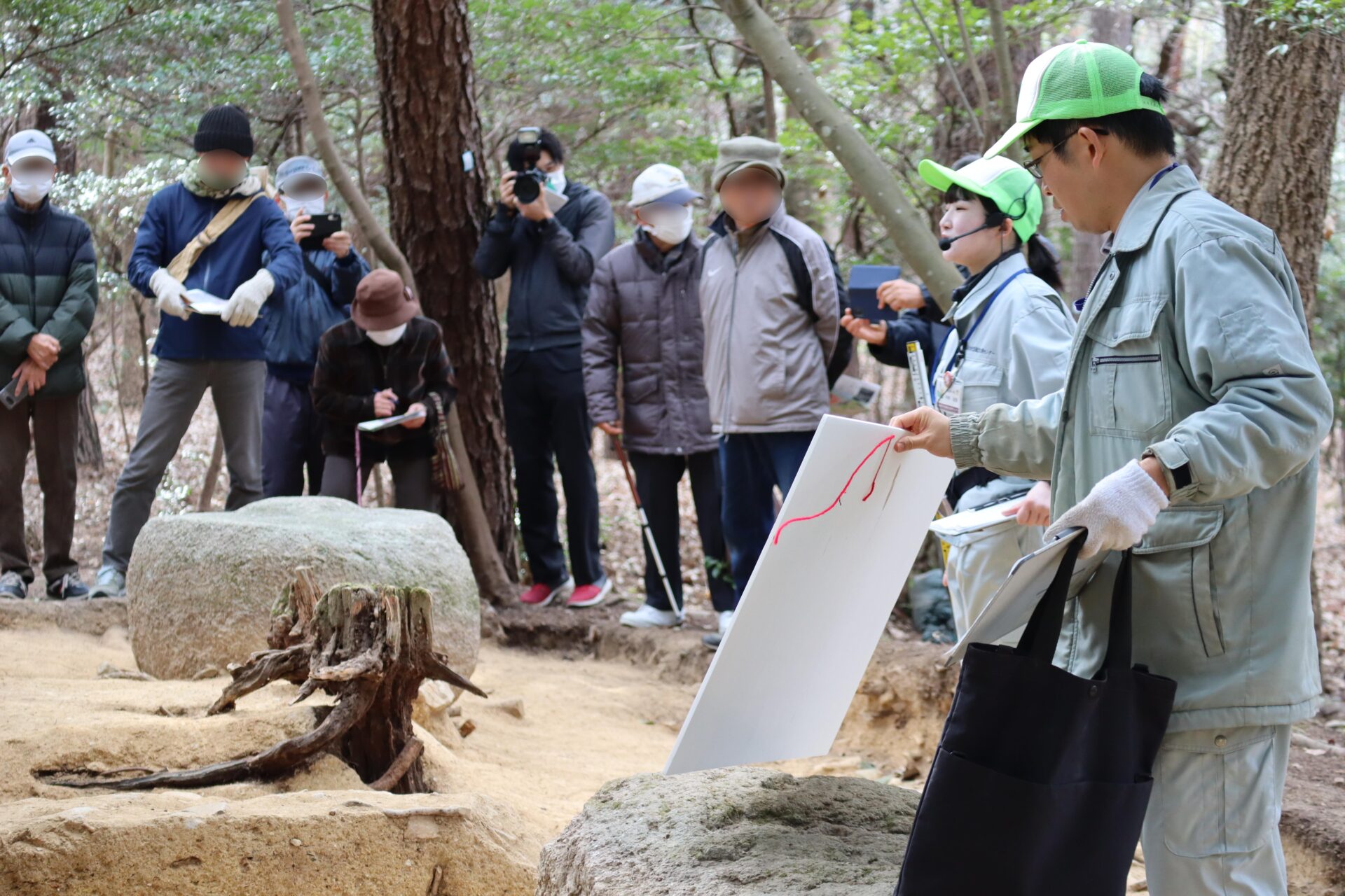 国分尼寺跡現地説明状況