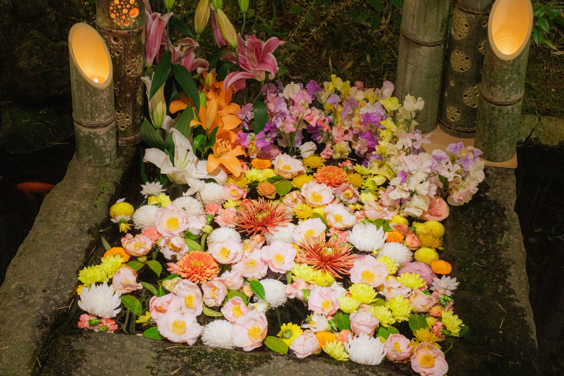 花手水と竹あかり