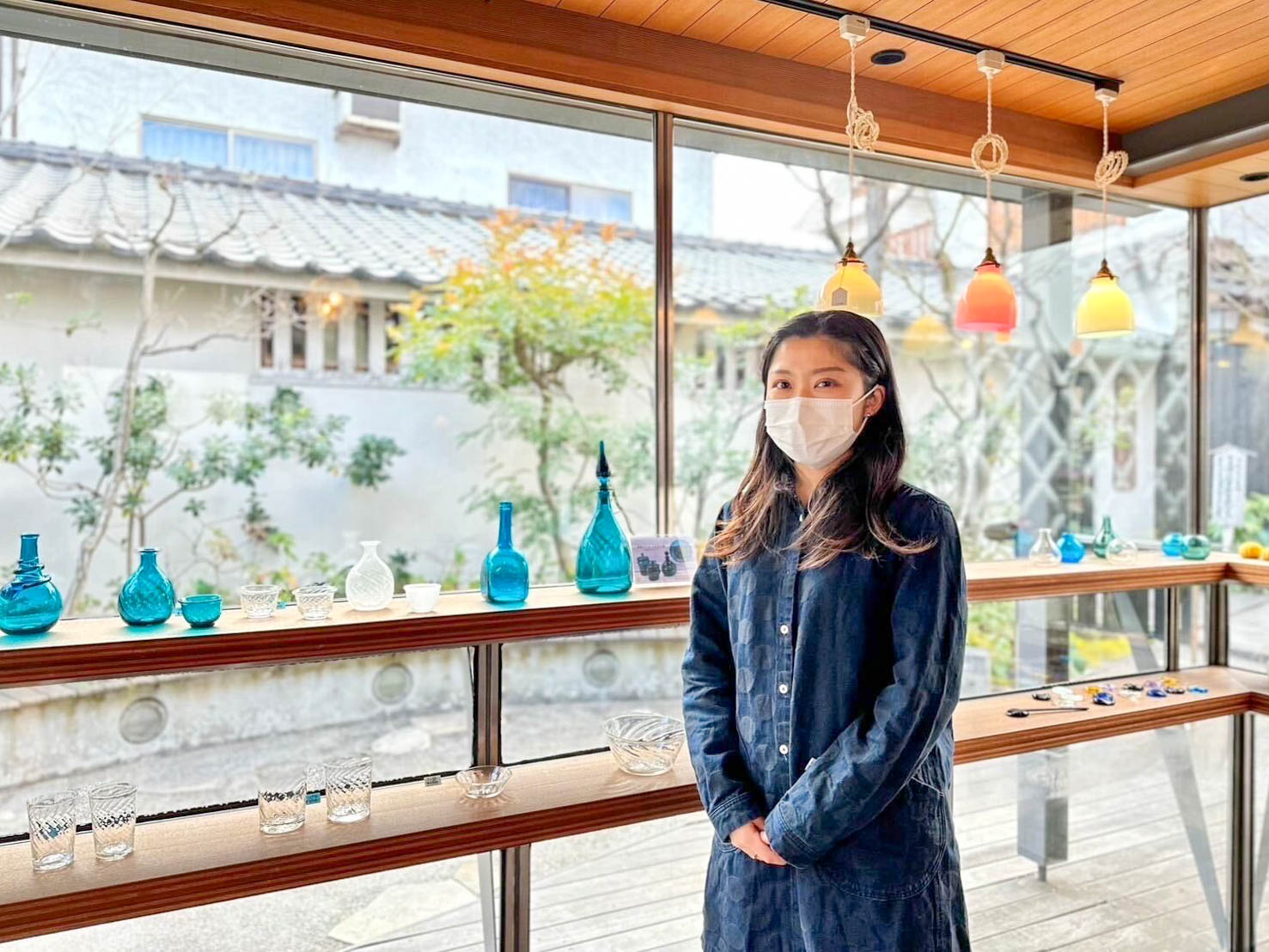 日本郷土玩具館で働く鈴木さん