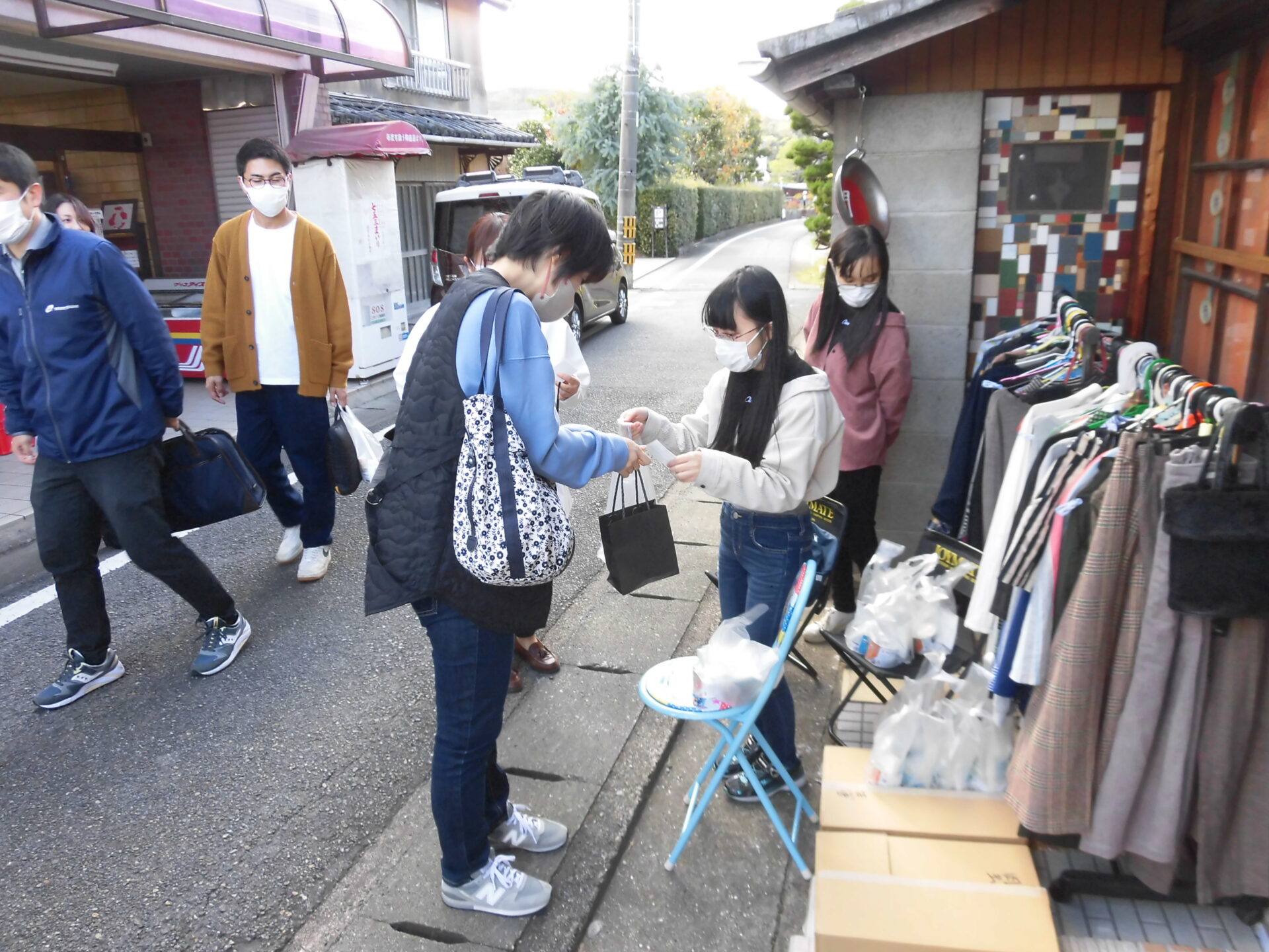 画像提供: 倉敷市立玉島高等学校 缶詰交換会のようす