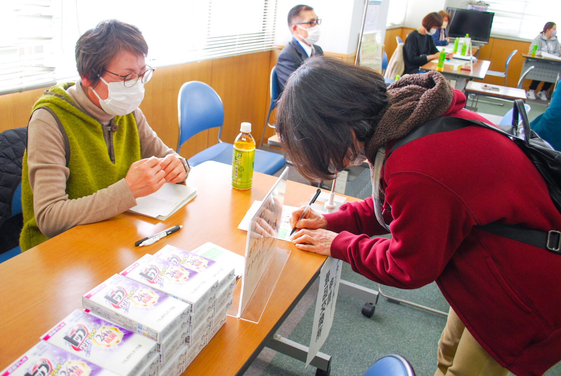 スタンプラリーを終えて景品交換をしている参加者