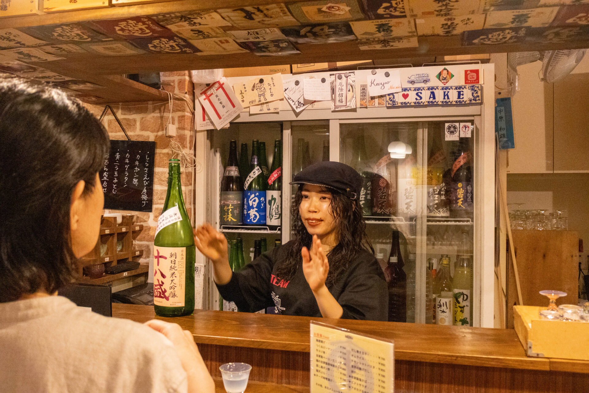 飲食店でアルバイトをする鈴木さん