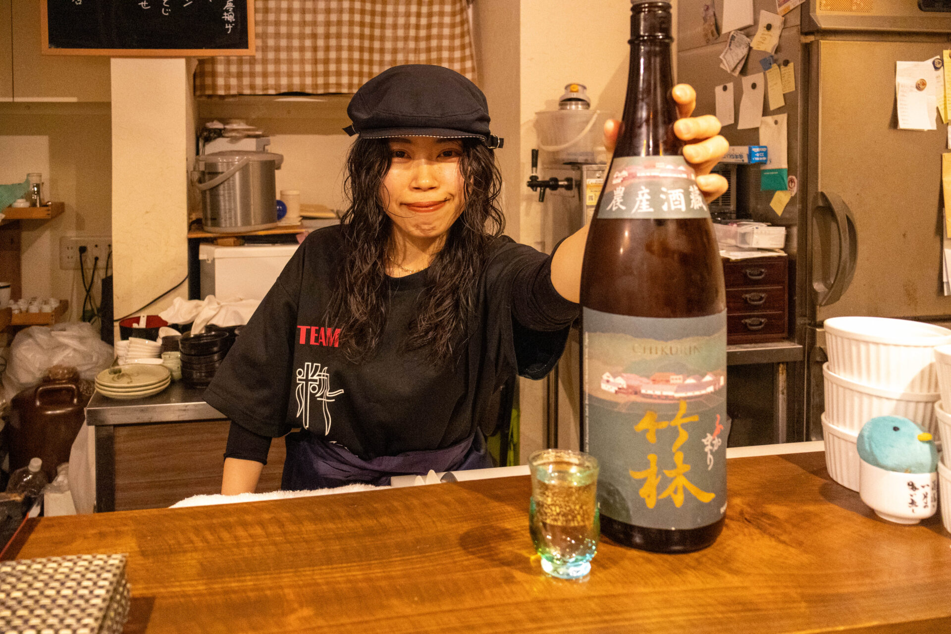 粋酔日でお酒の説明をする鈴木さん