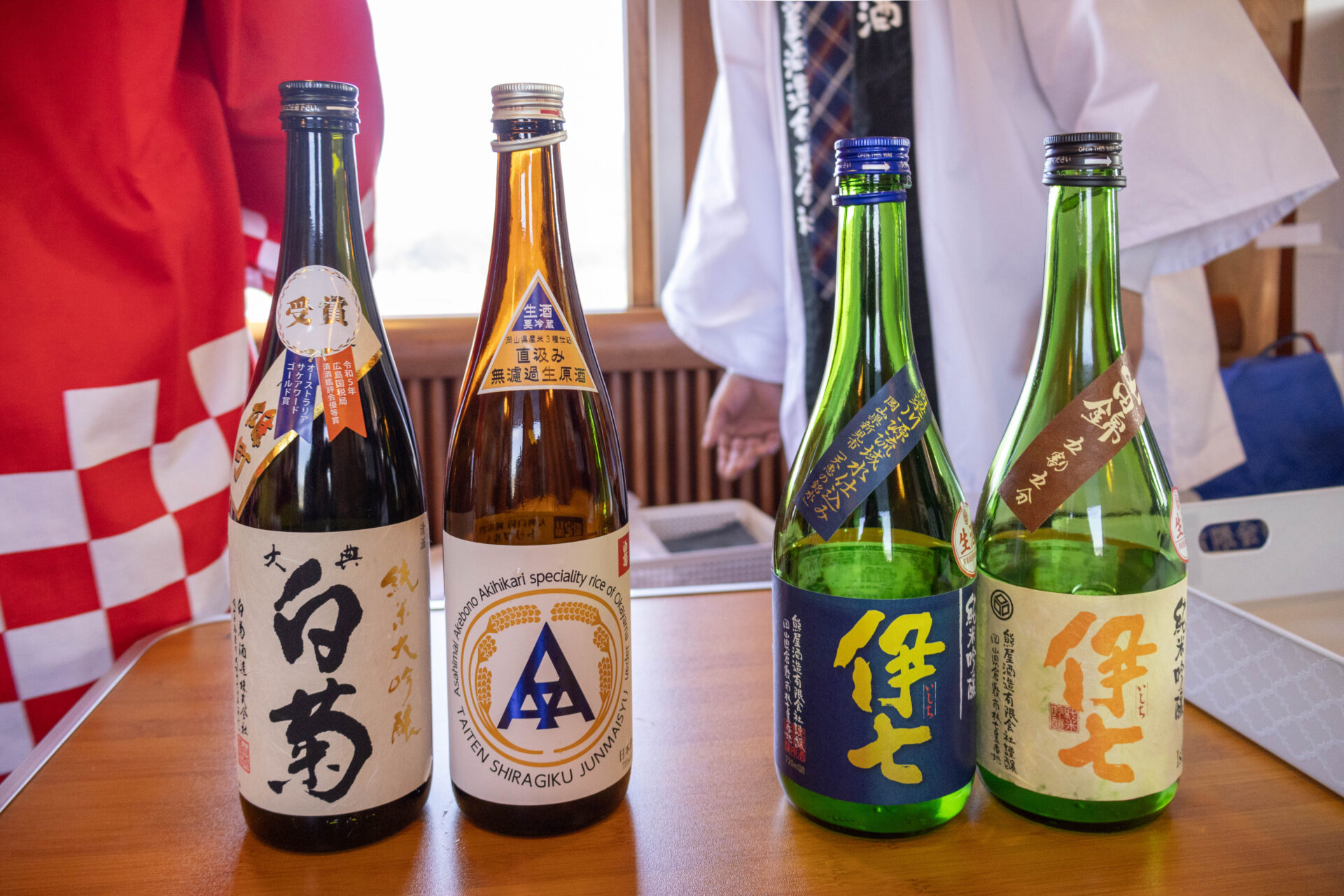 目の前に並んだ地酒の瓶