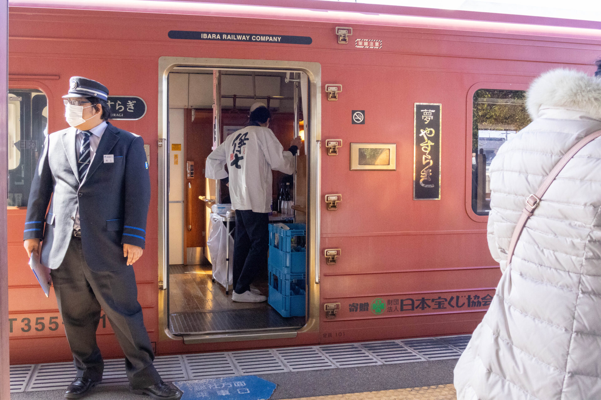夢やすらぎ号で準備する酒造スタッフ
