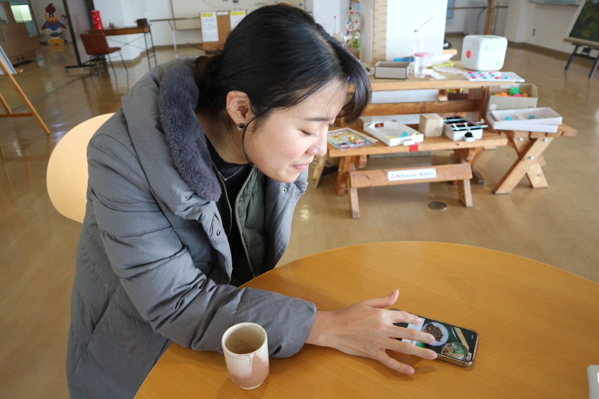 下津井のおすすめのお店を教える中臣さん