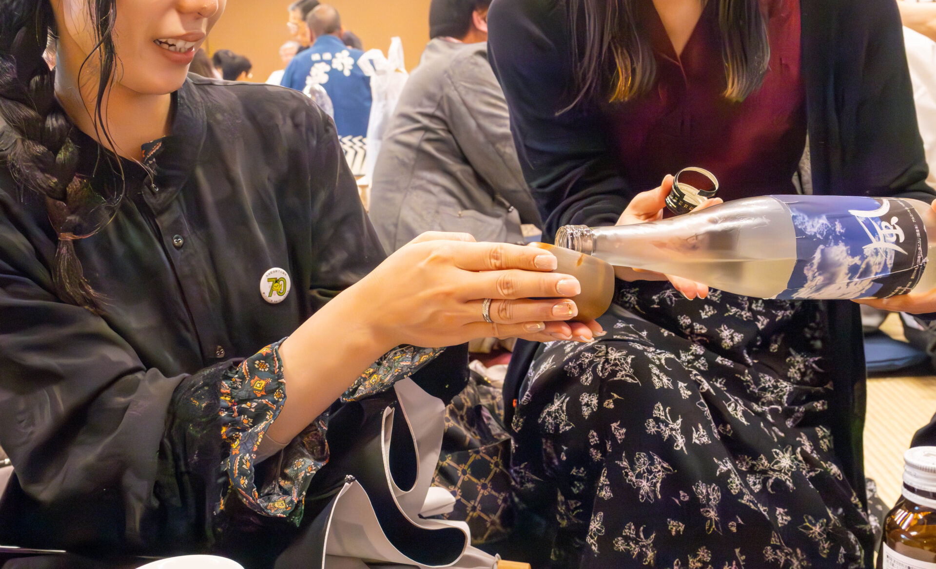 参加者同士で日本酒を注ぎ合う