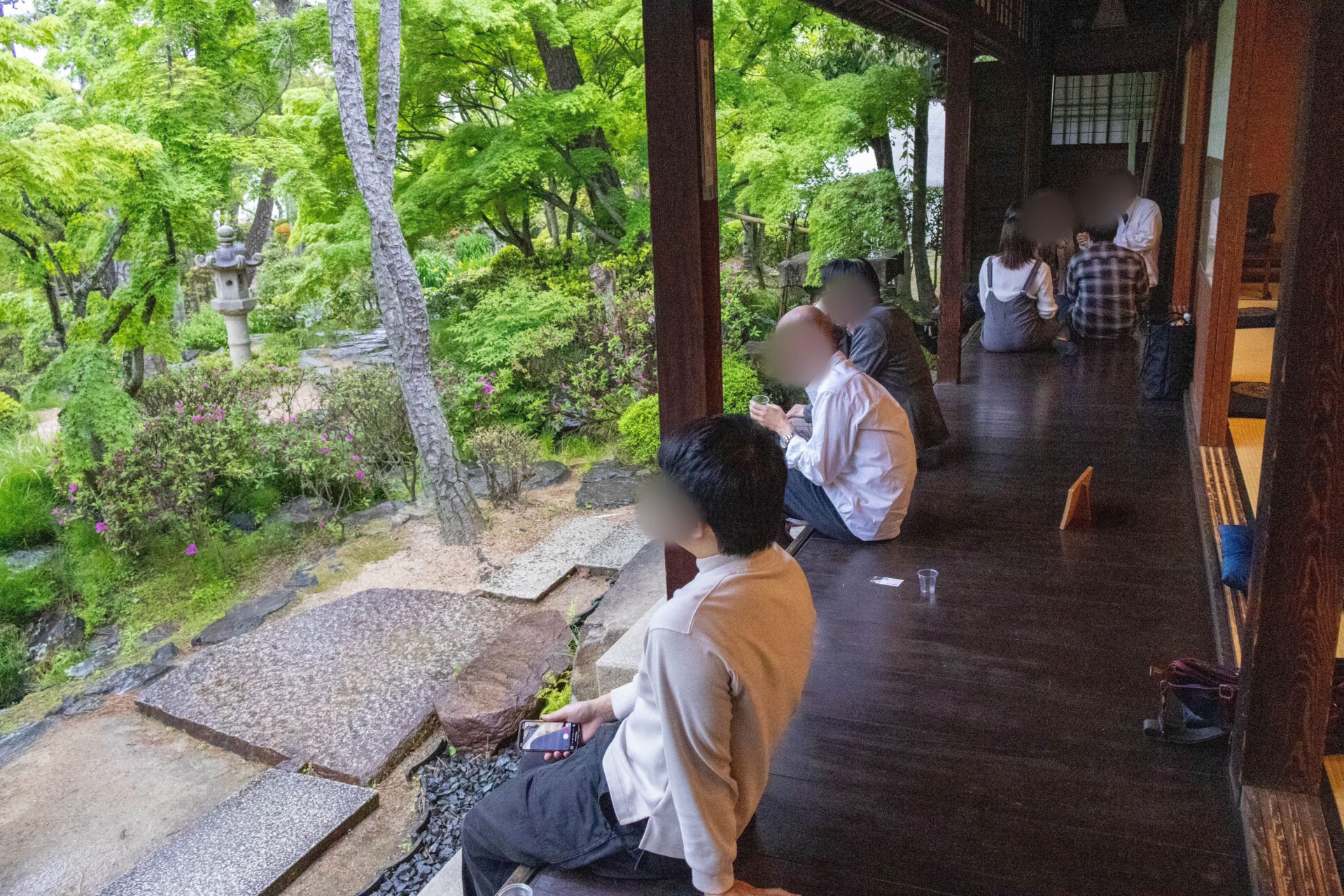 庭園を眺めながら日本酒を味わう