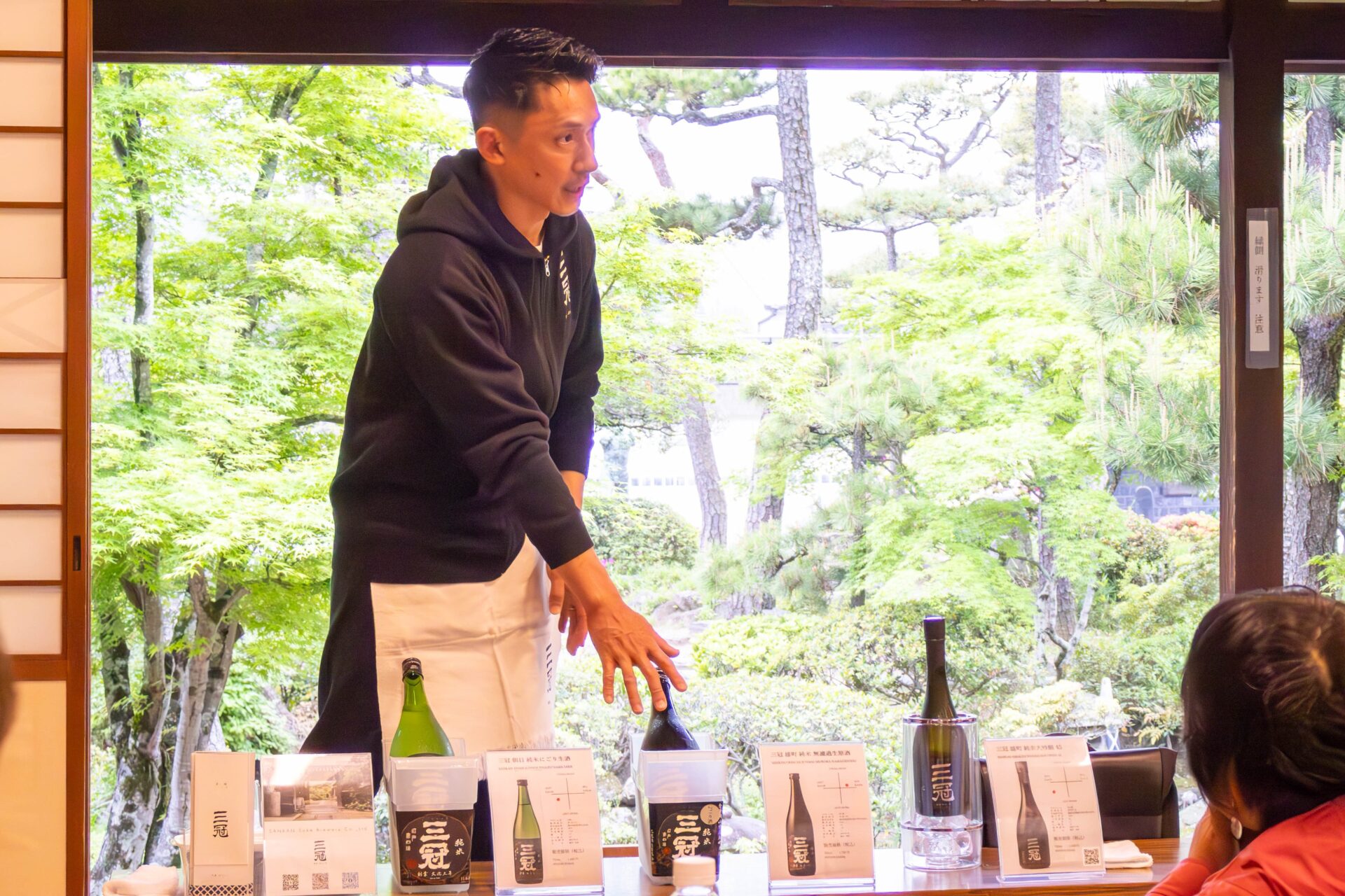 日本酒の説明をする三冠酒造